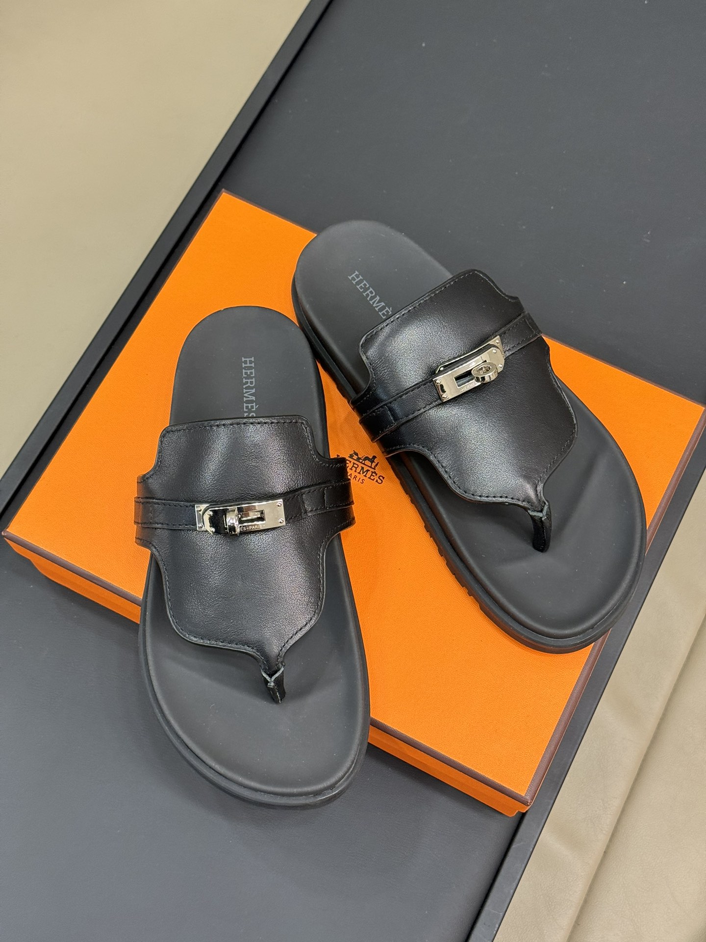 NO:236315,Top version: herme…s ss24 new arrival~ H clip-toe kelly slippers Classic color   24 new colors Calfskin material, water table bag calfskin craft size 35-41, split-toe shoes, hermes, slippers, cowhide19860909顶级版本:herme…s ss24 new arrival～ H 夹趾kelly拖鞋 经典色 24新色 小牛皮材质,水台包小牛皮工艺 size 35-41,分趾鞋,hermes,slippers,cowhide,Women's Shoes