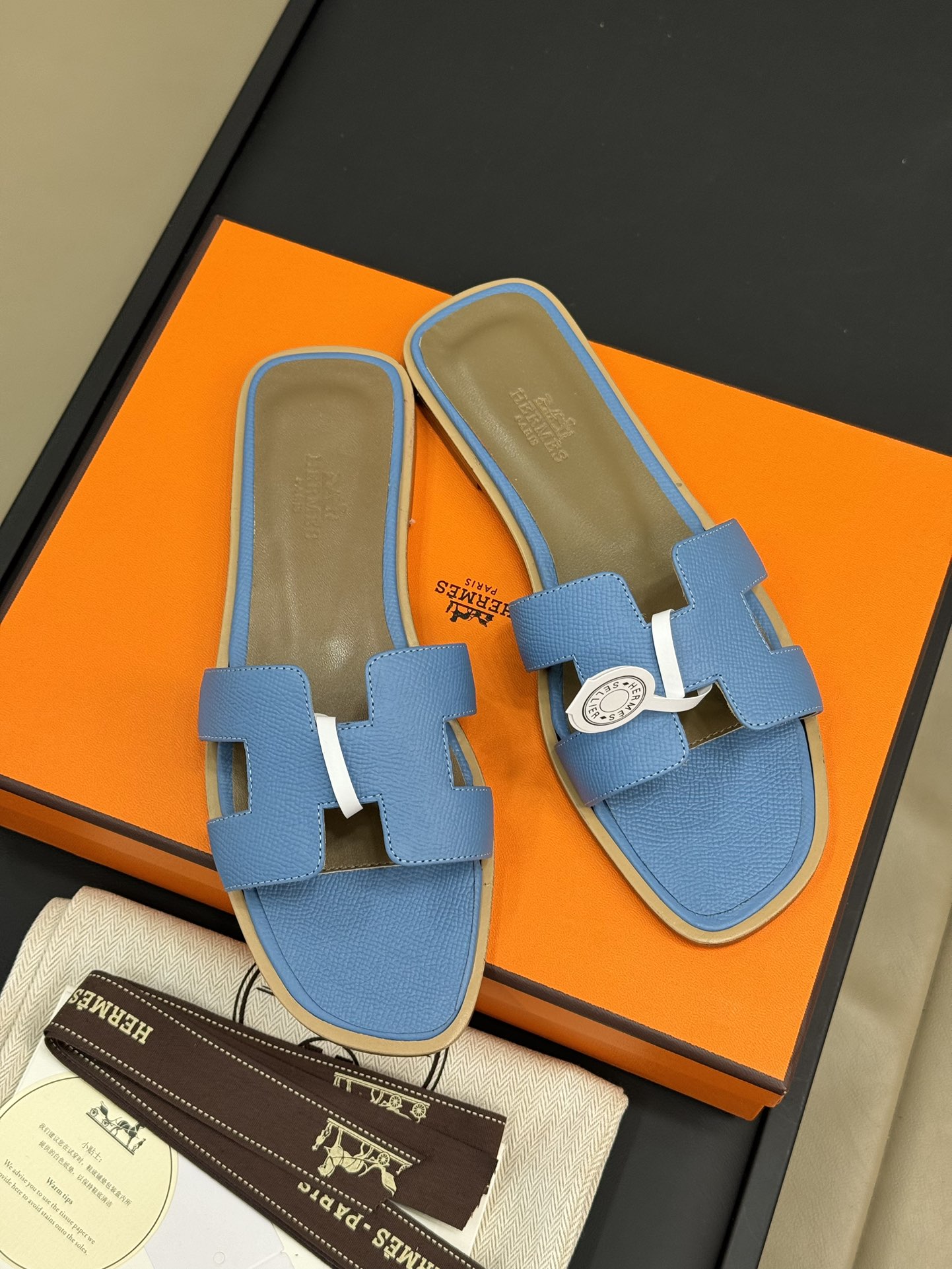 NO:236324,Top version: Herme…s ss25 new arrival~ H home flat slippers classic color   25 new color matching Leather details adjust, presenting different fun As always easy to wear, versatile Calf leather upper, imported cowhide imported cowhide size 35-41, slippers, hermes, slippers, cowhide19860909顶级版本:Herme…s ss25 new arrival～ H家平底拖鞋经典色 25新配色 皮质细节的调整,呈现不同的趣味 一如既往的好穿 百搭 小牛皮鞋面,意大利进口牛皮底 size 35-41,拖鞋,hermes,slippers,cowhide,Women's Shoes