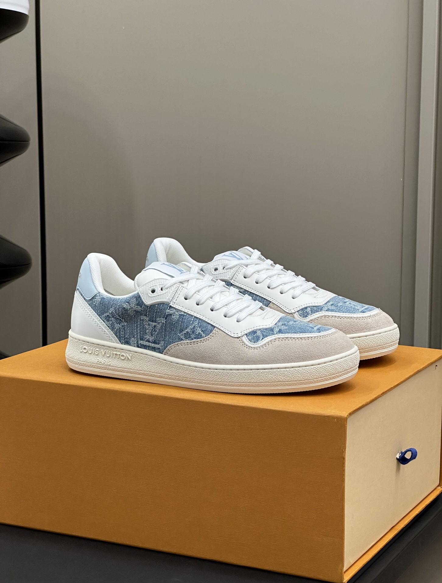 NO:164093,Loui…vuit…on ss24 new arrival~ L 24 spring and summer sneakers new black and white color matching is made of all leather material, suede spliced ​​calfskin!  The embroidery layout is embroidery of L's navigation elements, which is super exquisite and beautiful!  The sole is made of high-density foam material, high elasticity and lightweight size 35-41, casual shoes/sports shoes, louis vuitton, louis vuitton, sneakers, cowhide, chamois leather19860909批 Loui…vuit…on ss24 new arrival～ L 24春夏运动鞋新品 黑白配色 是全皮材质,麂皮拼接小牛皮！ 刺绣版面是L家航海元素的刺绣,超级精致好看呀！ 鞋底是高密度的发泡材质,高弹轻便 size 35-41,休闲鞋/运动鞋,louis vuitton,louis vuitton,sneakers,cowhide,chamois leather,Women's Shoes