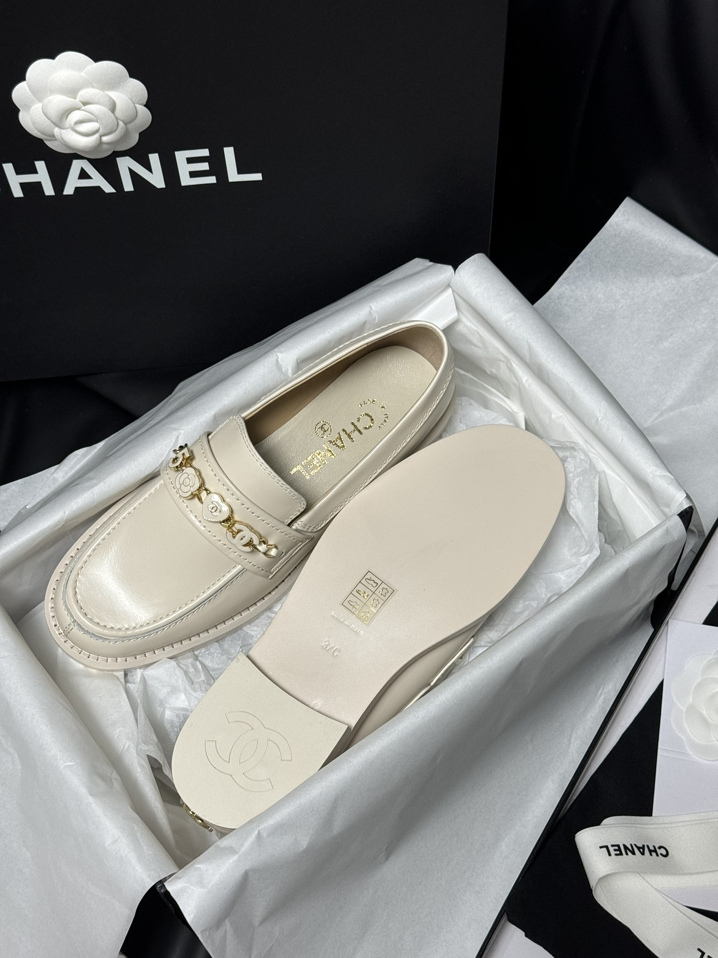 chanelss24newarrival小香24a乐福鞋新品油蜡牛皮带来无与伦比的质感经典版型搭配精致饰