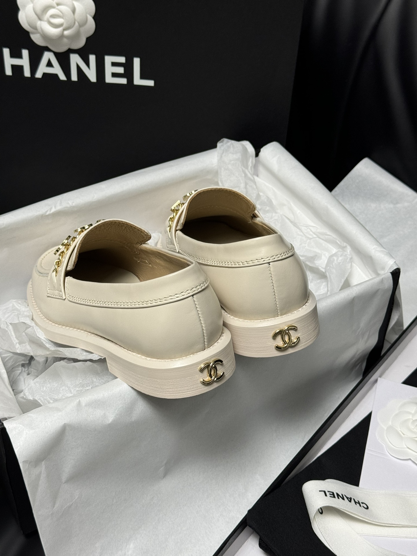 chanelss24newarrival小香24a乐福鞋新品油蜡牛皮带来无与伦比的质感经典版型搭配精致饰