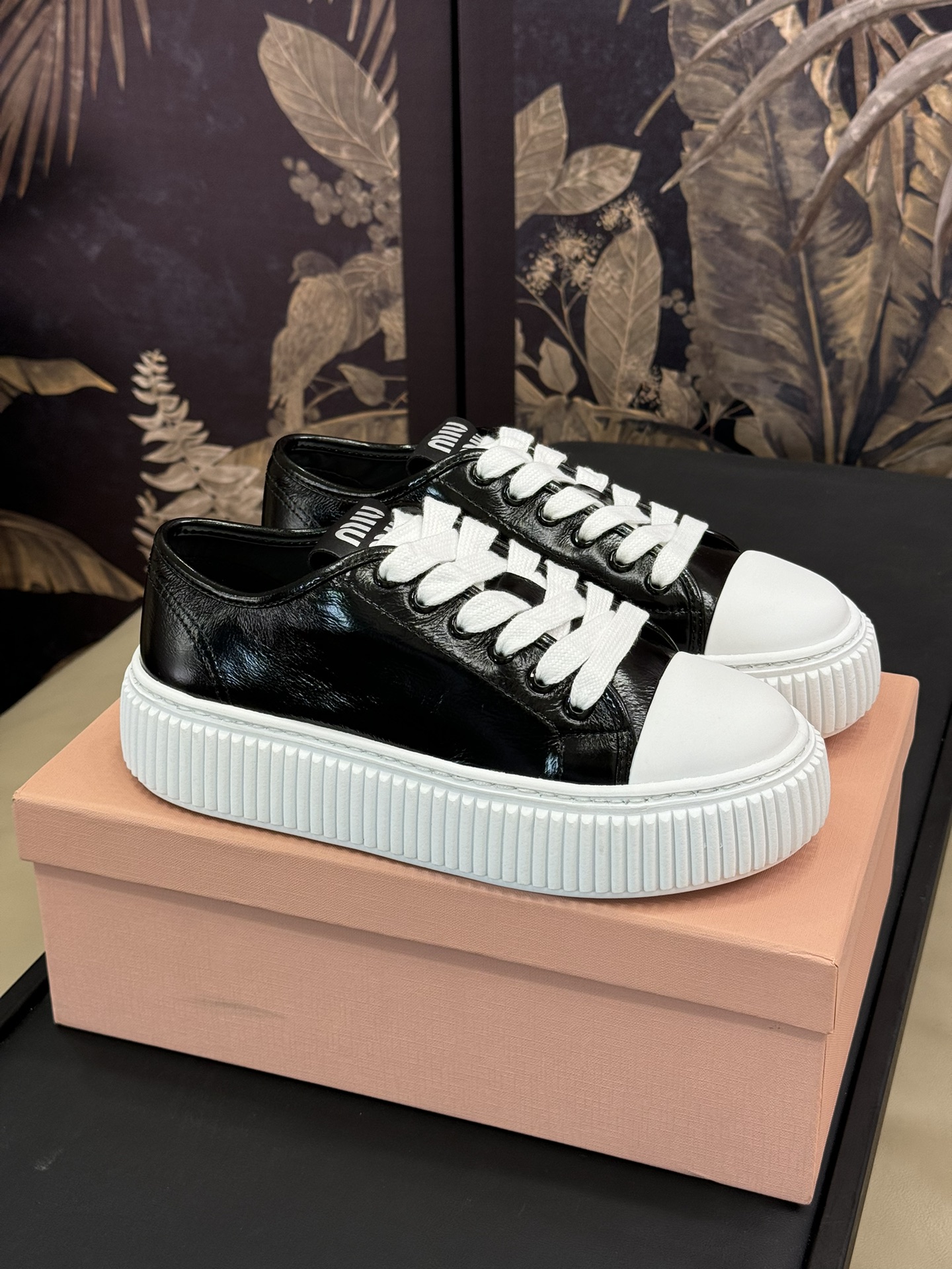 NO:130052,Top quality miumiu fw24 new arrival~ Miaojia classic biscuit shoes 24 autumn and winter leather new color matching Thickened ultra-light foaming biscuit bottom, full height increase effect Calf leather material, leather upper more textured!  size 35-41, casual shoes/sports shoes, miumiu, sneakers, cowhide19860909顶级品质 miumiu fw24 new arrival～ 缪家经典饼干鞋 24秋冬皮面新配色 加厚超轻发泡饼干底,增高效果满分 小牛皮材质,皮质鞋面更具质感！ size 35-41,休闲鞋/运动鞋,miumiu,sneakers,cowhide,Women's Shoes