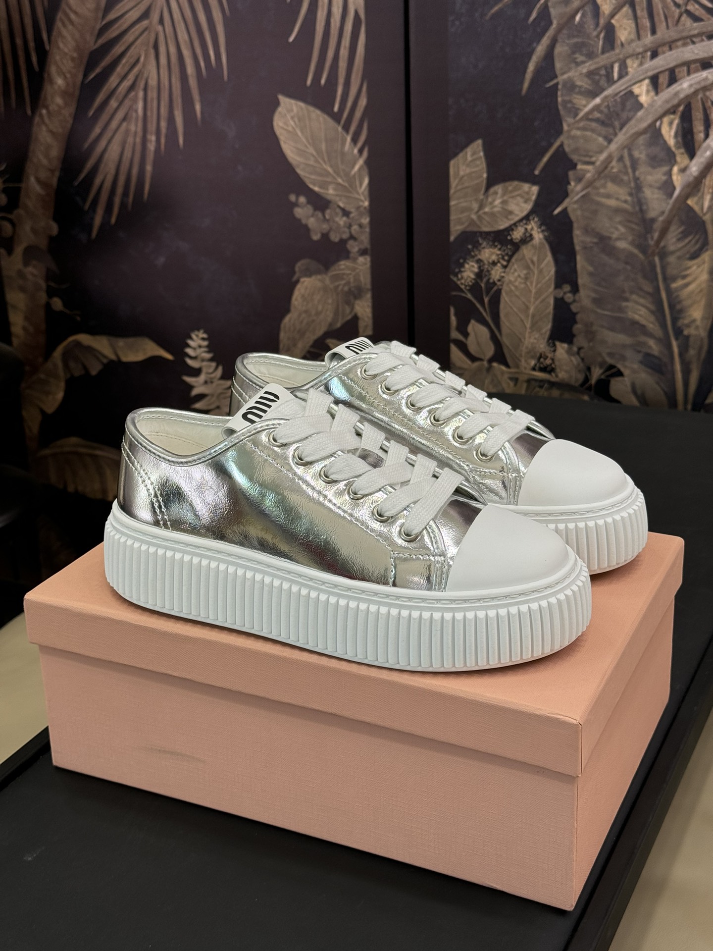 NO:130056,Top quality miumiu fw24 new arrival~ Miaojia classic biscuit shoes 24 autumn and winter leather new color matching Thickened ultra-light foaming biscuit bottom, full height increase effect Calf leather material, leather upper more textured!  size 35-41, casual shoes/sports shoes, miumiu, sneakers, cowhide19860909顶级品质 miumiu fw24 new arrival～ 缪家经典饼干鞋 24秋冬皮面新配色 加厚超轻发泡饼干底,增高效果满分 小牛皮材质,皮质鞋面更具质感！ size 35-41,休闲鞋/运动鞋,miumiu,sneakers,cowhide,Women's Shoes