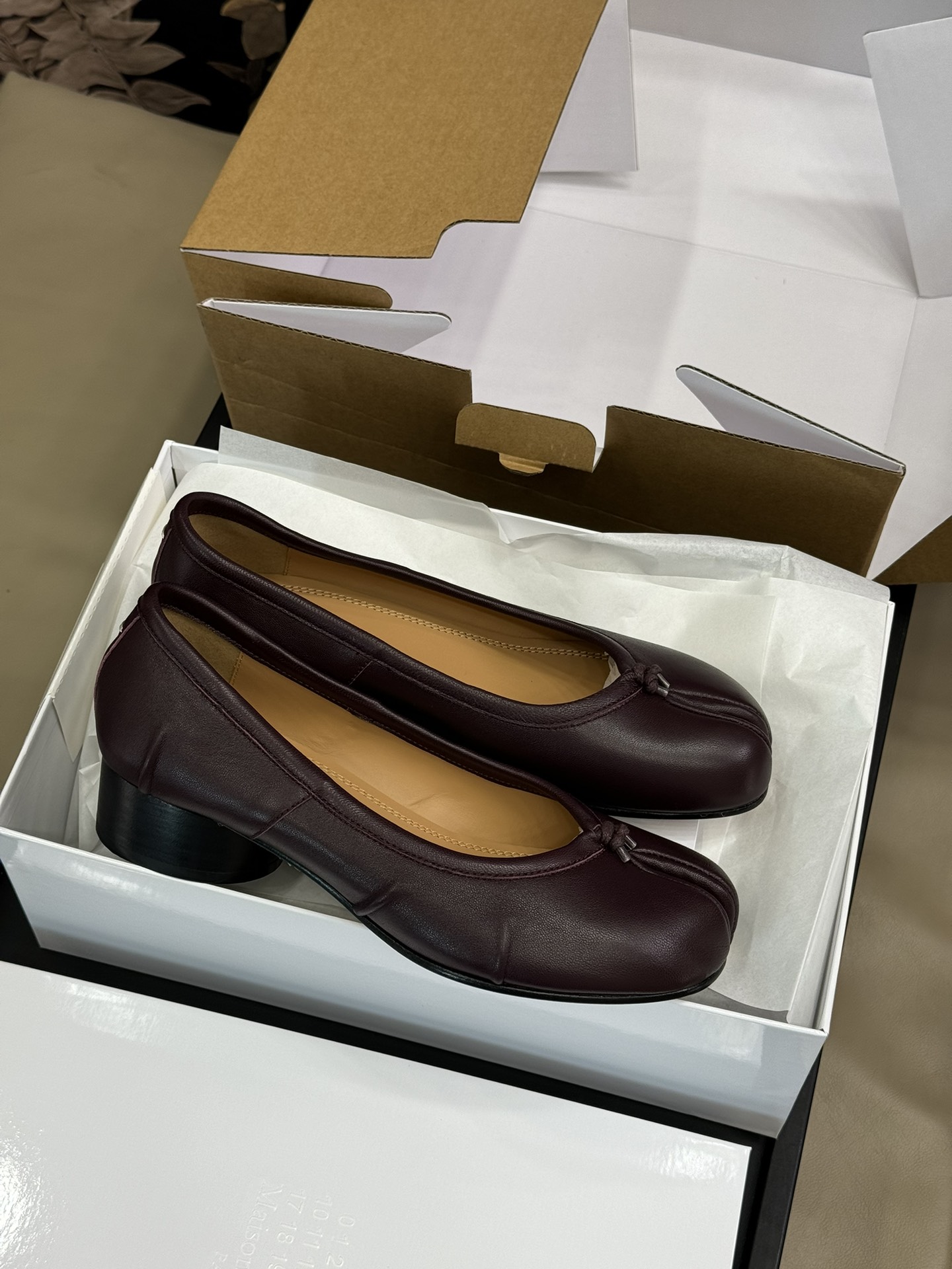 NO:652102,Made in Dongguan [Made in Dongguan] Maison Margiela 24 new autumn and winter products, sheepskin wrinkled small heel tabi, really soft, no running-in period at all!  Just the right height, perfect for comfort!  The lining is lambskin, the soles are made of cowhide imported from Italy, and the linen fabric is really tonal and has a strong texture!  Top quality 35-40, split toe shoes, masion margiela, cowhide, sheepskin19860909莞产【莞产】Maison Margiela马吉拉 24秋冬新品 羊皮捏皱小跟分趾tabi,真的很软,完全没有磨合期！刚刚好的高度,舒适度拉满！ 内里小羊皮,鞋底意大利进口牛皮 亚麻面料真的超有调性,质感极强！ 顶级精品 35-40,分趾鞋,masion margiela,cowhide,sheepskin,Women's Shoes