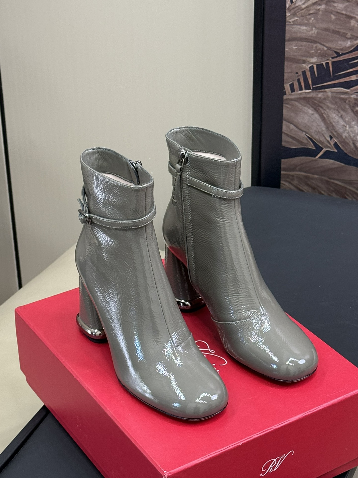 RVIVivPodium漆皮短靴品牌代表作VivChoc饰扣精巧别致像一枚戒指点缀在这款高跟鞋的梯形跟上
