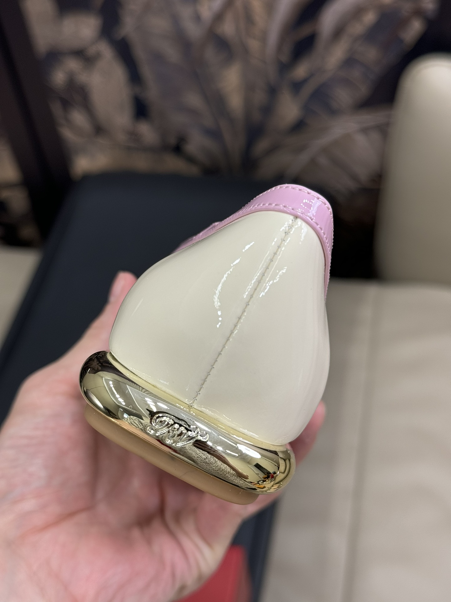 RVIVivPodium芭蕾舞鞋品牌代表作VivChoc饰扣精巧别致像一枚戒指点缀在这款芭蕾舞鞋上漆皮制