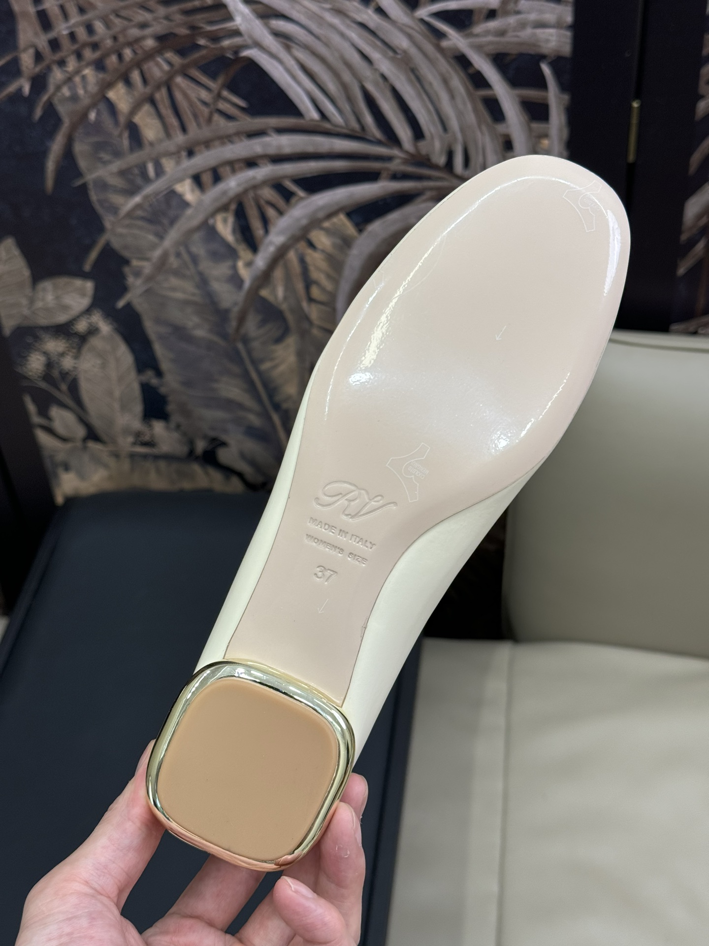 RVIVivPodium芭蕾舞鞋品牌代表作VivChoc饰扣精巧别致像一枚戒指点缀在这款芭蕾舞鞋上漆皮制
