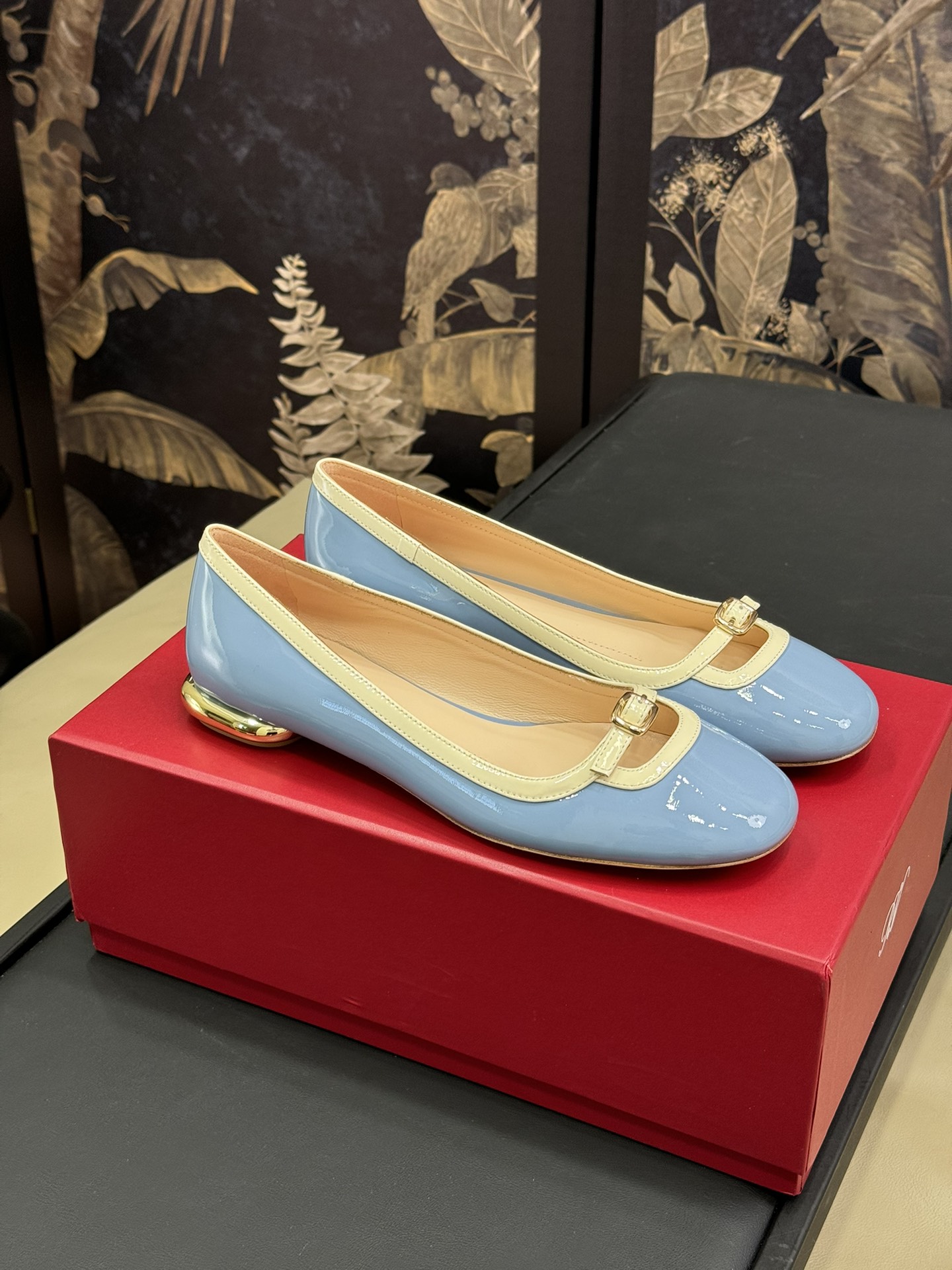 RVIVivPodium芭蕾舞鞋品牌代表作VivChoc饰扣精巧别致像一枚戒指点缀在这款芭蕾舞鞋上漆皮制