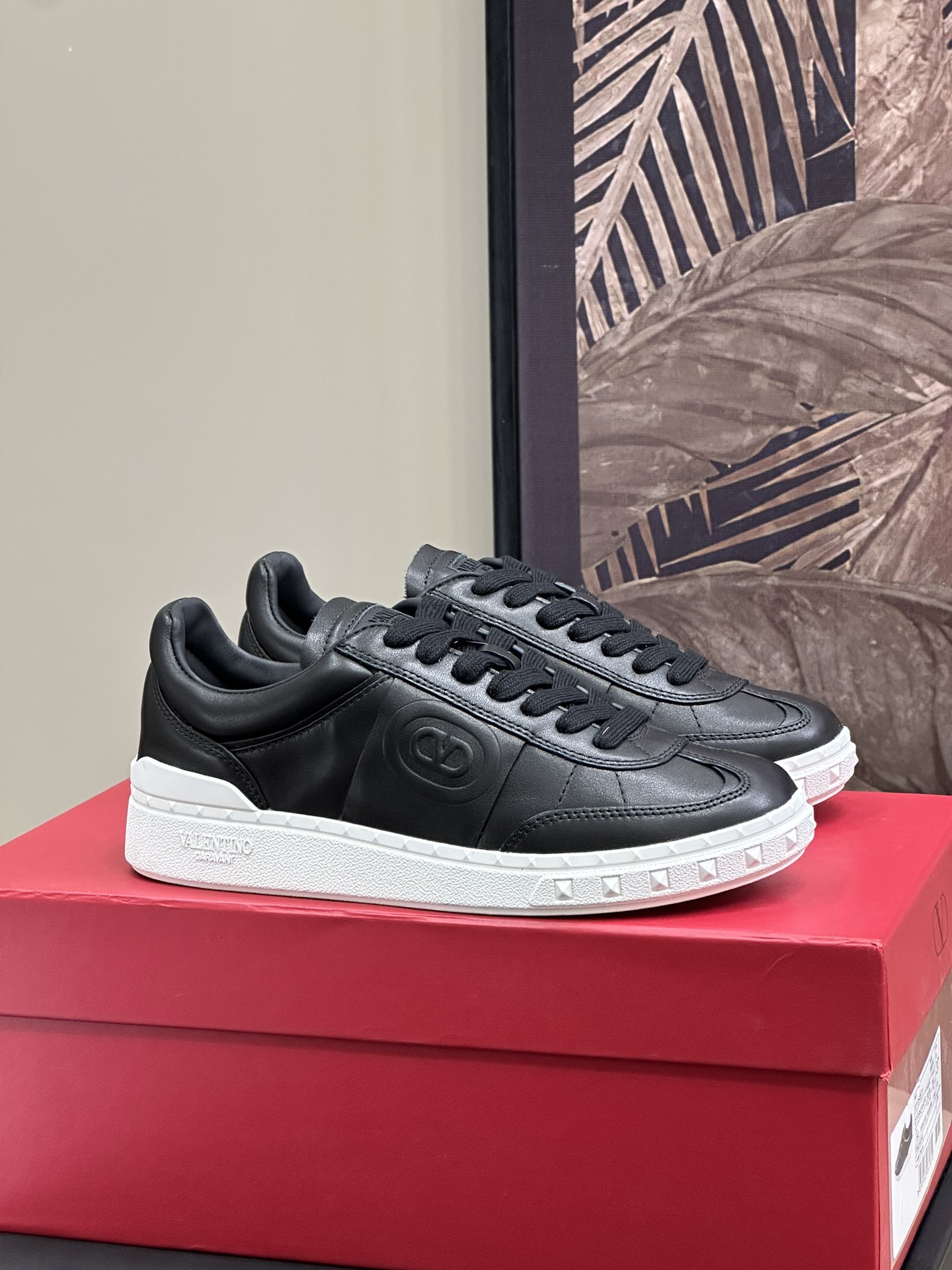 NO:613480,Men # insert new color # valentin…o ss24 new arrival~ V’s new spring and summer moral training shoes, couple style, comfortable and easy to wear, classic and versatile, not picky, calfskin material, full of texture!  Just the right details without losing the brand temperament. Couple size 35-45, casual shoes/sports shoes, valentino, sneakers, cowhide19860909男#插播新色# valentin…o ss24 new arrival～ V家春夏德训鞋新品 情侣款 舒适好穿经典百搭不挑人 小牛皮材质,质感拉满！ 恰到好处的细节,不失品牌气质 情侣size 35-45,休闲鞋/运动鞋,valentino,sneakers,cowhide,Women's Shoes