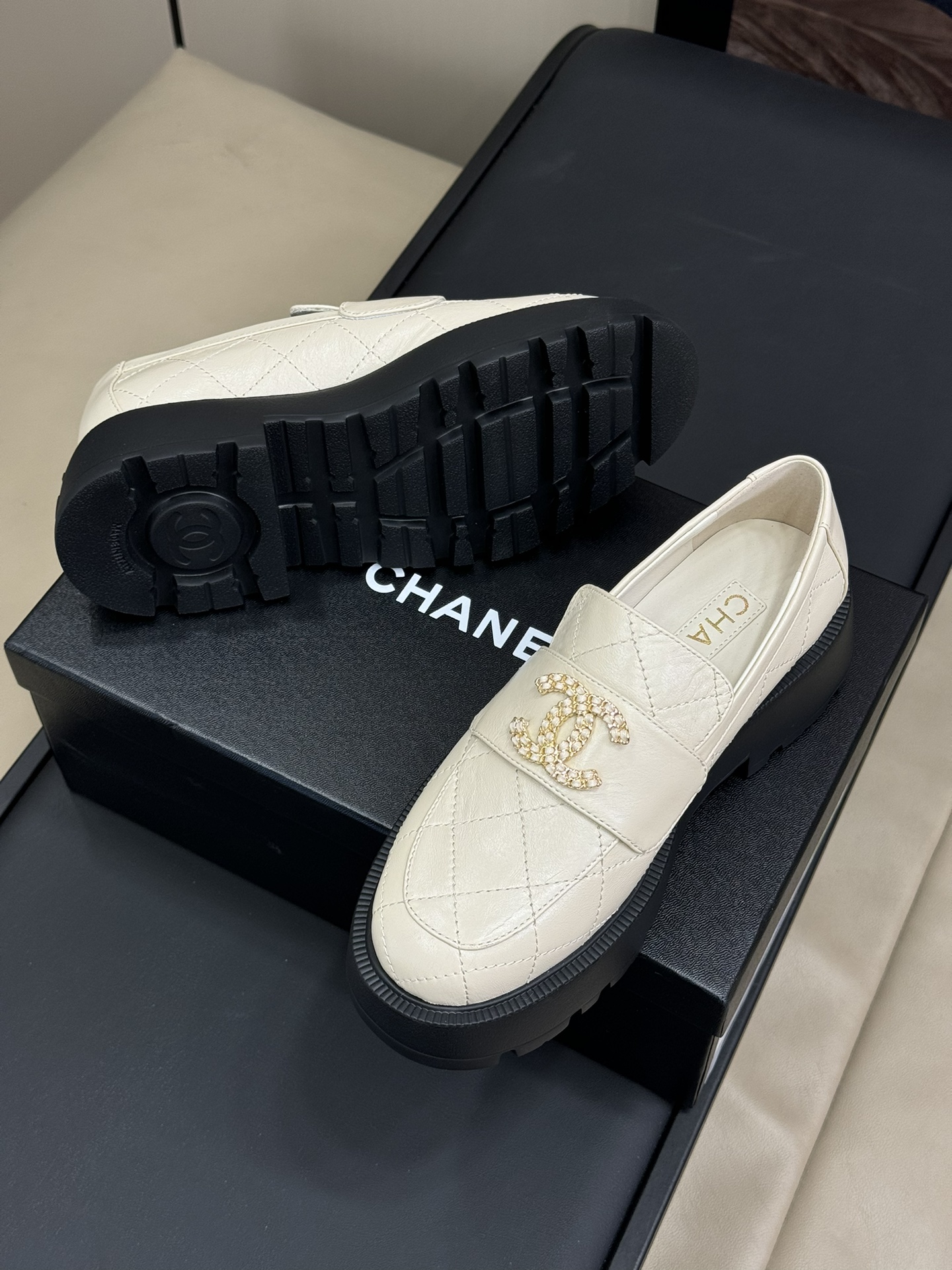 chanel24bnewarrival小香24秋冬新品乐福鞋菱格鞋面搭配精致双C扣件超好看呀油蜡牛皮材质