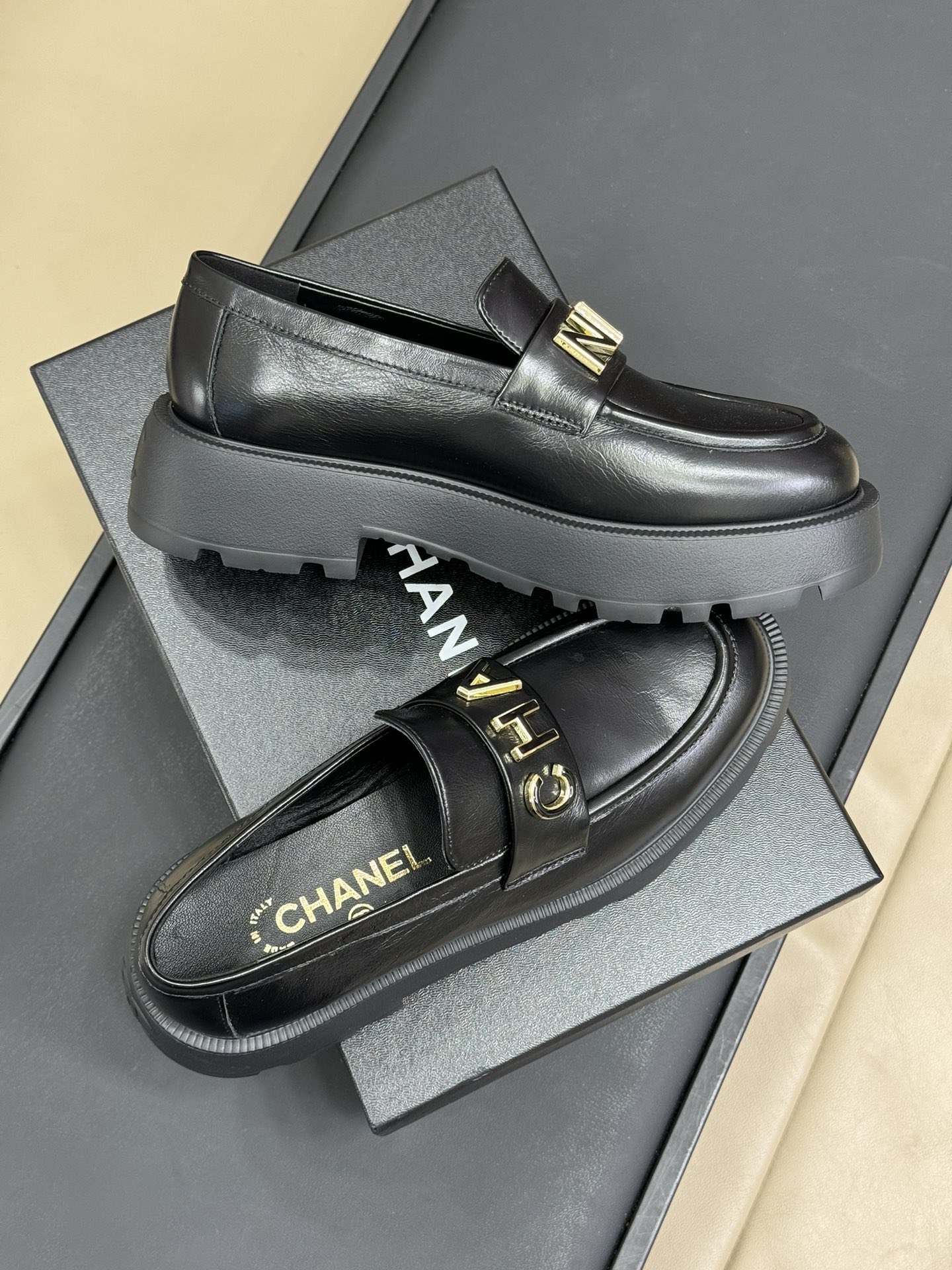 chanel24bnewarrival小香24秋冬新品乐福鞋菱格鞋面搭配鸳鸯字母饰扣超好看呀油蜡牛皮材质