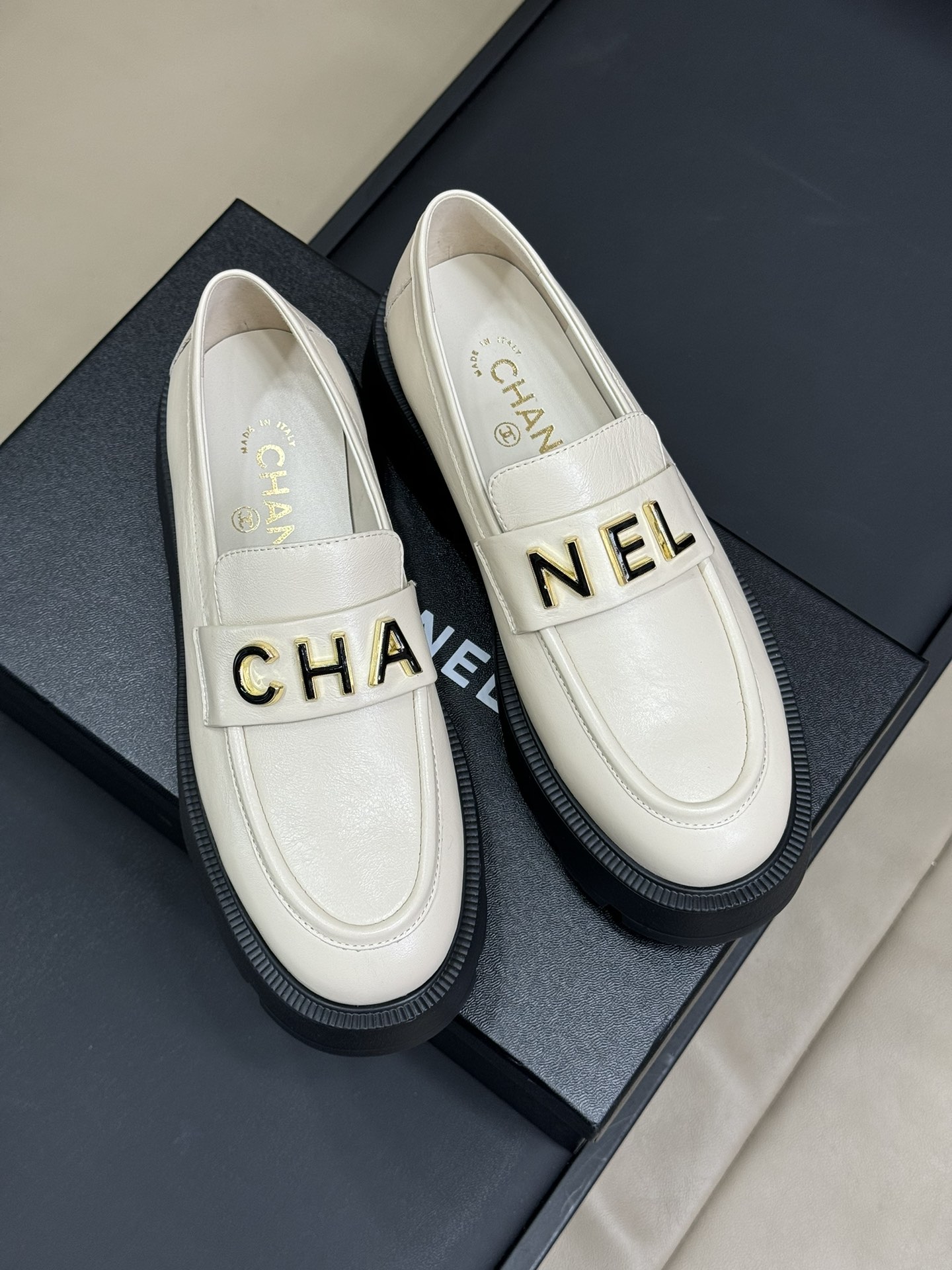 chanel24bnewarrival小香24秋冬新品乐福鞋菱格鞋面搭配鸳鸯字母饰扣超好看呀油蜡牛皮材质