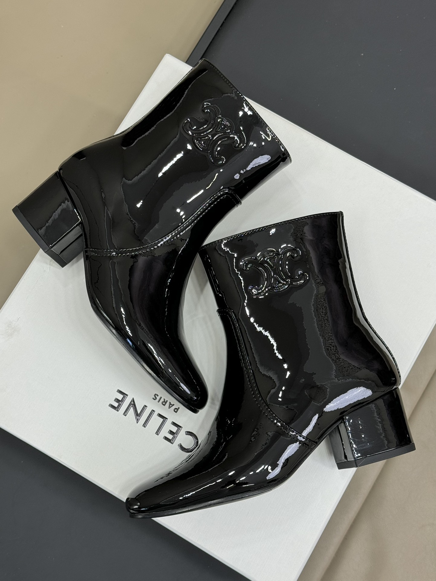 celin…e new arrival～24秋冬CELINE TRIOMPHE 漆面牛皮革太空主题重点是