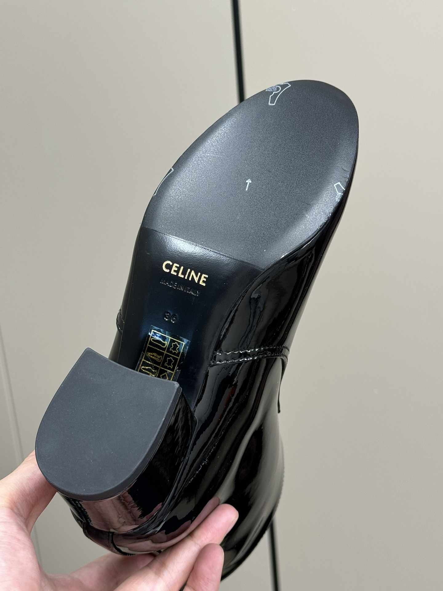 celin…e new arrival～24秋冬CELINE TRIOMPHE 漆面牛皮革太空主题重点是