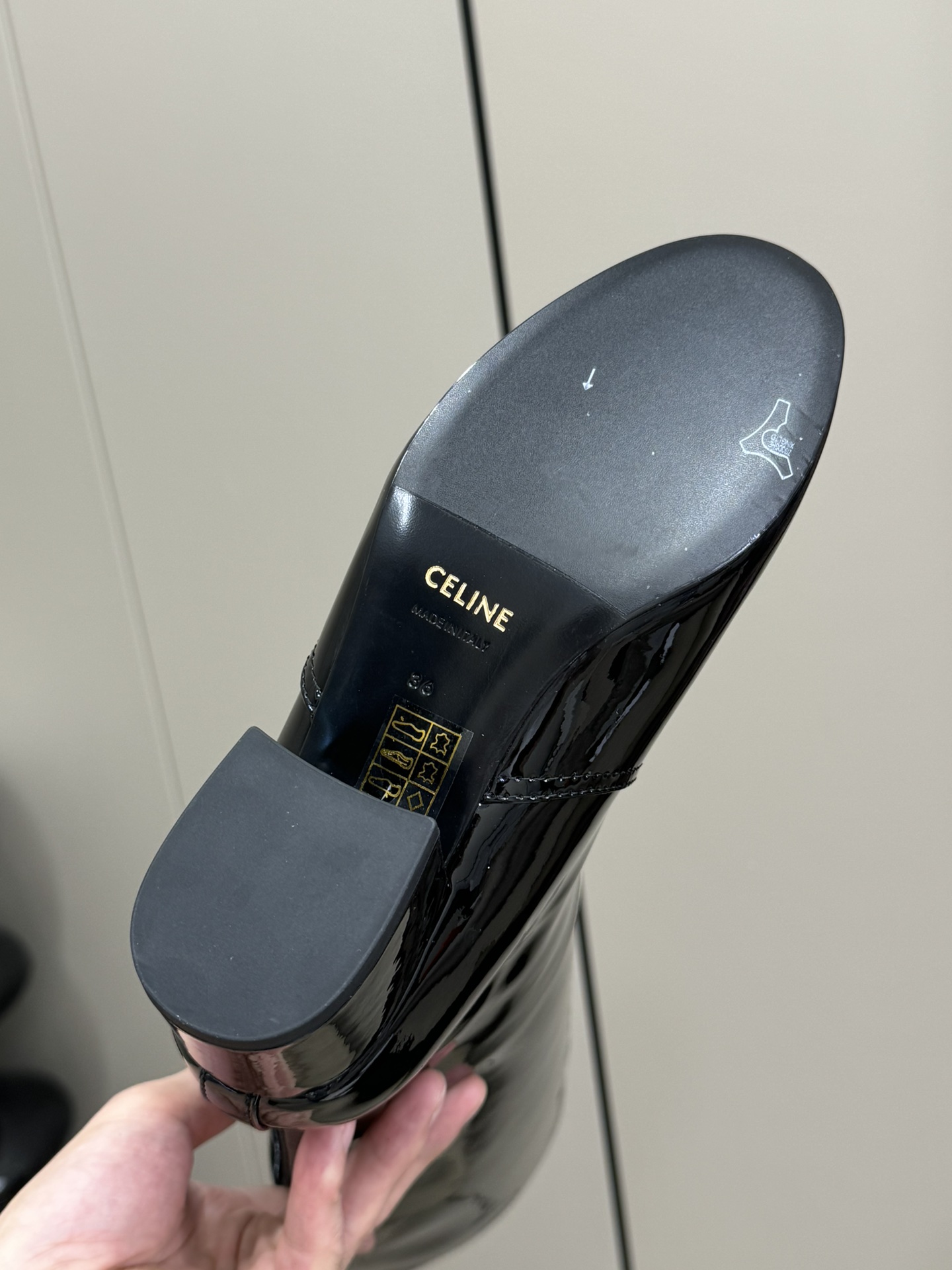 celin…e new arrival～24秋冬CELINE TRIOMPHE 漆面牛皮革太空主题重点是