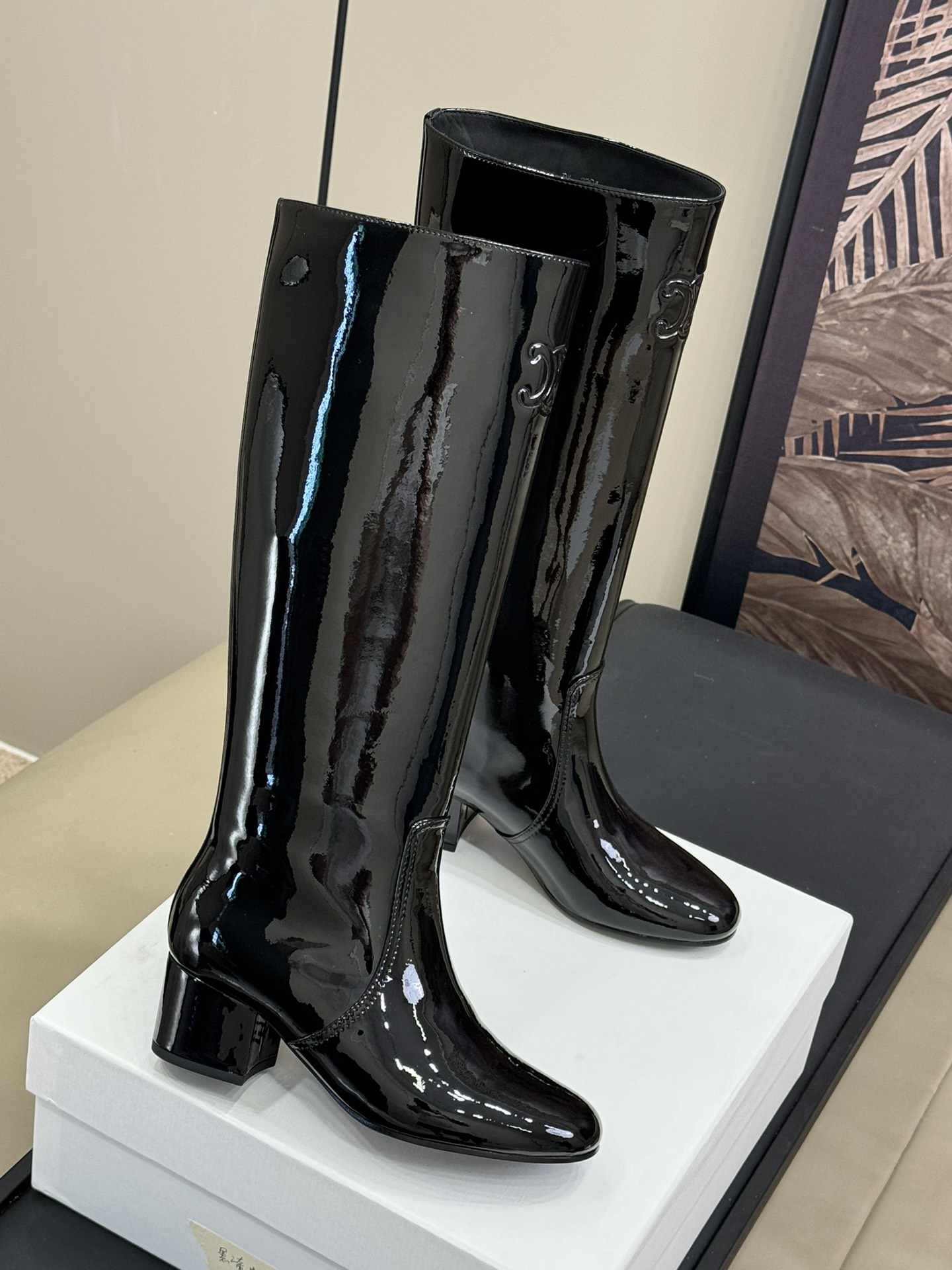 celin…e new arrival～24秋冬CELINE TRIOMPHE 漆面牛皮革太空主题重点是