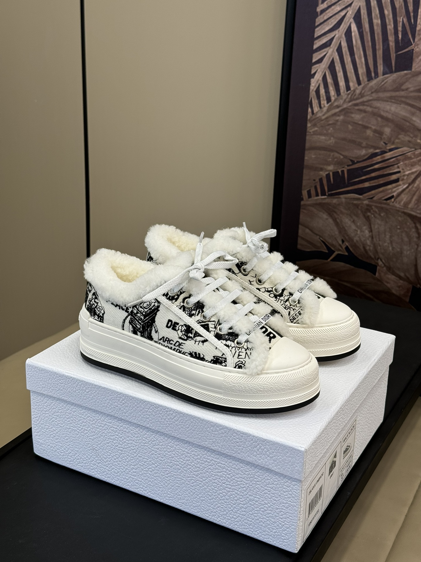 NO:593490,Batch Dio…r fw 24 new arrival～ cd home 24 new autumn and winter wool sports shoes, classic embroidered thick-soled fur shoes, the upper continues the classic embroidery pattern, and the inner lining is made of fur!  Combining both looks and comfort, it’s a great item for winter!  size 35-41,boots,dior,boots,sneakers19860909批 Dio…r fw 24 new arrival～ cd 家 24秋冬羊毛运动鞋新品 经典刺绣厚底毛毛鞋,鞋面延续经典刺绣图案,内里皮毛一体材质！兼具颜值与舒适度,过冬绝佳单品！ size 35-41,靴子毛毛鞋,dior,boots,sneakers,Women's Shoes