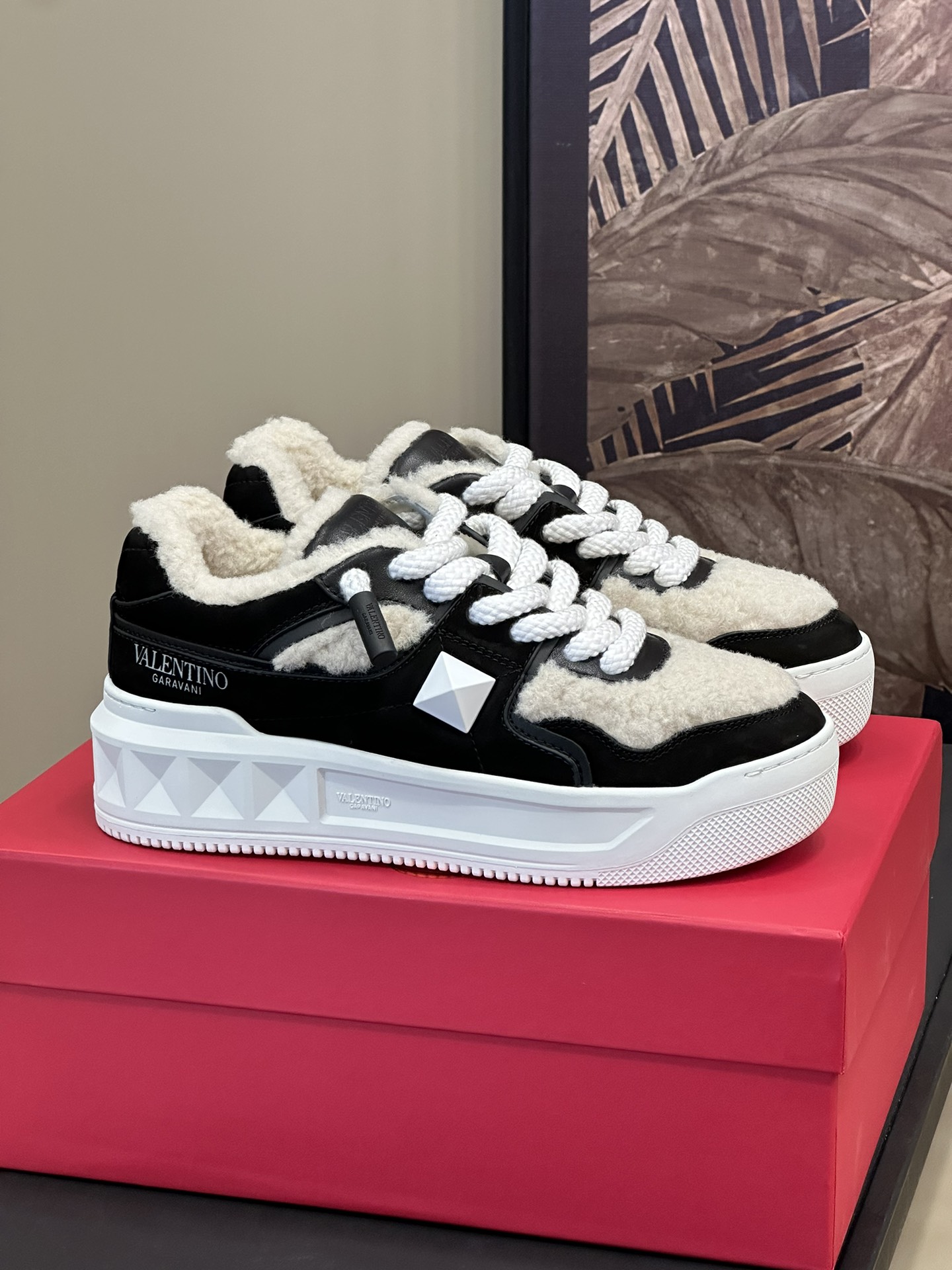 NO:577092,Valenti…no fw24 new arrival~ V’s 24 new furry shoes for autumn and winter. Couple style. From now on, the sneakers will be made with fur integrated inside. They are easy to wear and add height. They are warm and are really a must-have item. Couple size 35-45, casual shoes/sports shoes, valentino, sneakers19860909Valenti…no fw24 new arrival～ v家24秋冬毛毛鞋新品 情侣款哦 今后的运动鞋加皮毛一体内里 好穿增高 保暖,真是绝绝子单品呀 情侣size 35-45,休闲鞋/运动鞋,valentino,sneakers,Women's Shoes