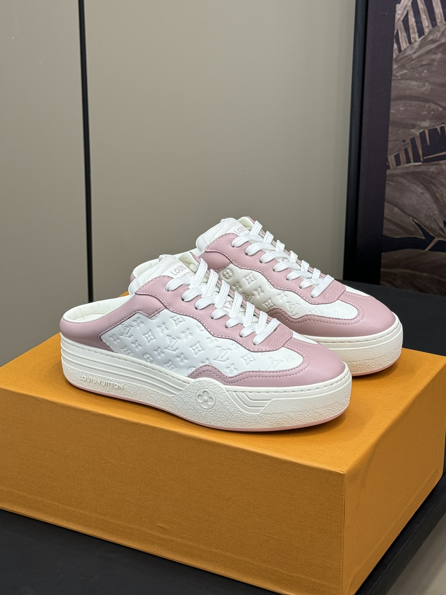 NO:235321,Batch L…v…fw25 new arrival~ L Home 2025 autumn and winter Groovy sports slippers new product thick-soled style, which enhances height and is light and comfortable!  Calfskin material, with soft padding inside!  Top quality 35-41, casual shoes/sports shoes, sneakers, slippers, cowhide19860909批 L…v…fw25 new arrival～ L 家 2025秋冬Groovy 运动拖鞋新品 厚底版型,增高绝绝子脚感轻盈、舒适度拉满！ 小牛皮材质,内有软垫！ 顶级品质 35-41,休闲鞋/运动鞋,sneakers,slippers,cowhide,Women's Shoes