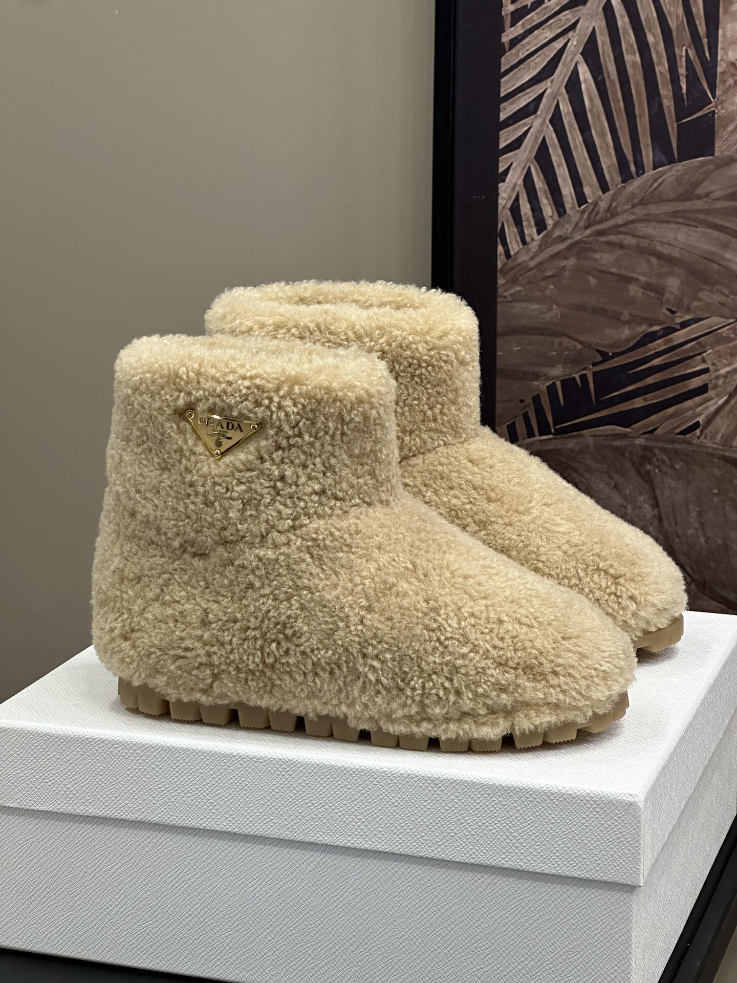 NO:593488,rad…a Furry series is so cute, the curly wool is cute and warm. The styling is also very eye-catching; I like the same woven wool from the counter, with uniform and fine texture. The soles are molded rubber soles with a certain thickness. Size 35-41, furry boots, prada, boots19860909rad…a 毛茸茸系列 太可爱啦,卷卷羊毛萌萌哒又保暖 造型穿搭也很抢眼的；喜欢 专柜一致的编织羊毛,质地均匀细腻 鞋底为开模胶底,有一定厚度 size 35-41,靴子毛毛鞋,prada,boots,Women's Shoes