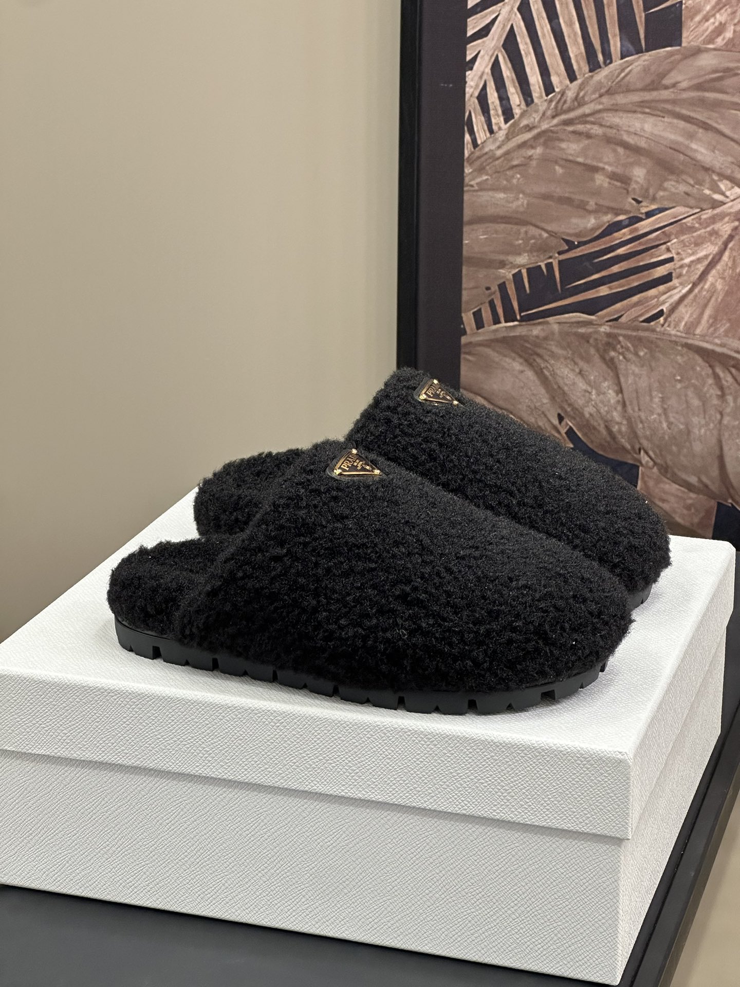 NO:593479,batch prad...a furry series is so cute, the curly wool is cute and warm. The styling is also very eye-catching; I like the woven wool that is consistent in the counter, with uniform and delicate texture. The sole is an open-molded rubber sole with a certain thickness. Size 35-41, slippers, semi-slip fur shoes, prada19860909批 prad…a 毛茸茸系列 太可爱啦,卷卷羊毛萌萌哒又保暖 造型穿搭也很抢眼的；喜欢 专柜一致的编织羊毛,质地均匀细腻 鞋底为开模胶底,有一定厚度 size 35-41 拖,半拖毛毛鞋,prada,Women's Shoes