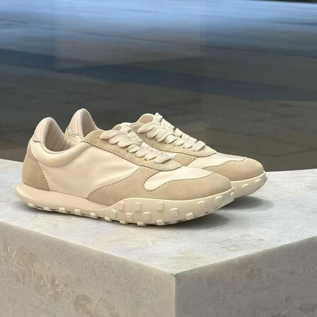 “Jilsander Tweedy Shoes: Comfortable Fashion in Classic Retrospective Style” - 图片 1