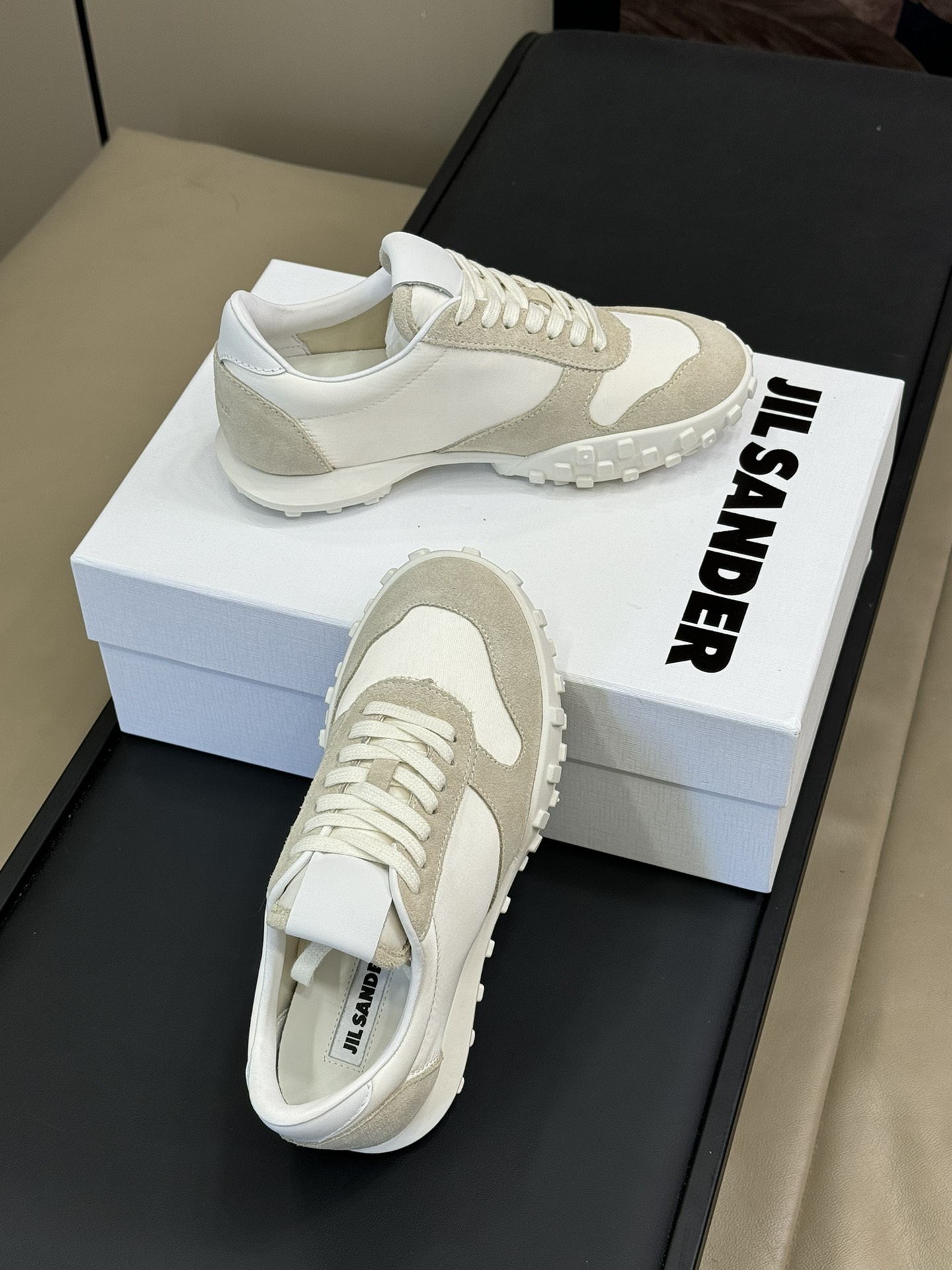 “Jilsander P 700: Light and Comfortable Tweedy Shoes for Classic Fashion” - 图片 5