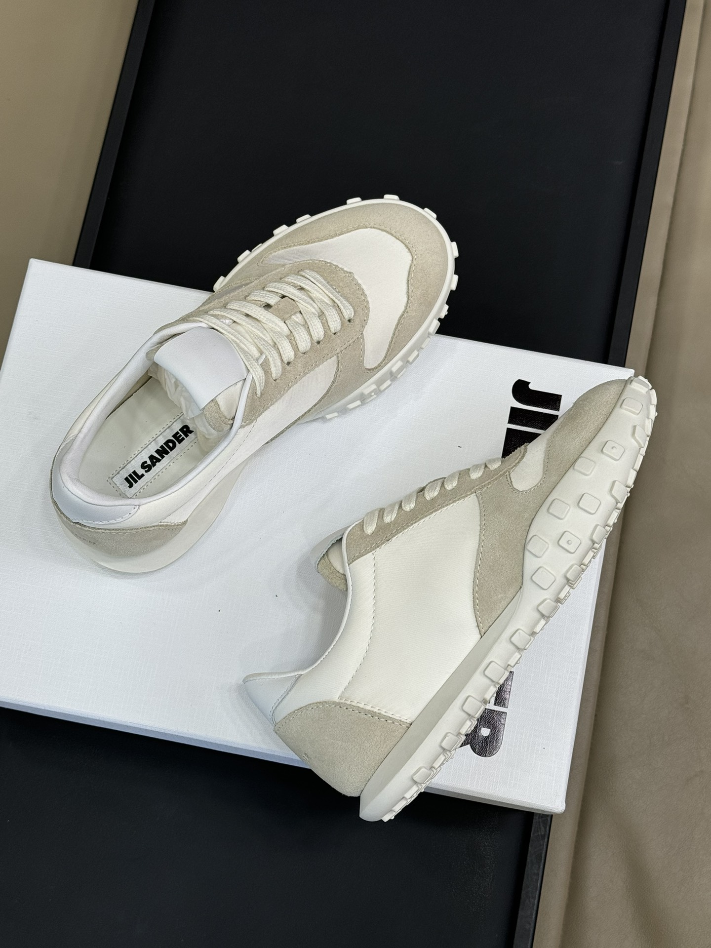 “Jilsander P 700: Light and Comfortable Tweedy Shoes for Classic Fashion” - 图片 4