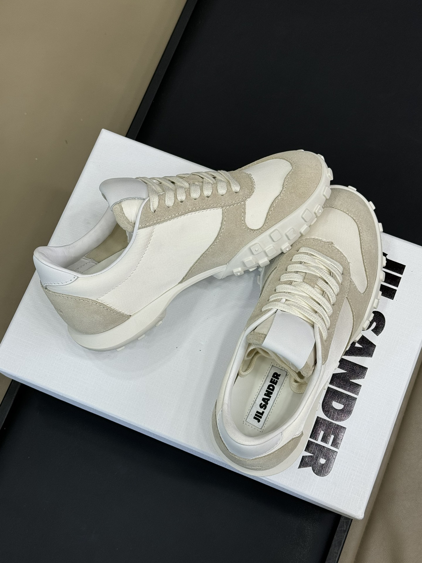 “Jilsander P 700: Light and Comfortable Tweedy Shoes for Classic Fashion” - 图片 3