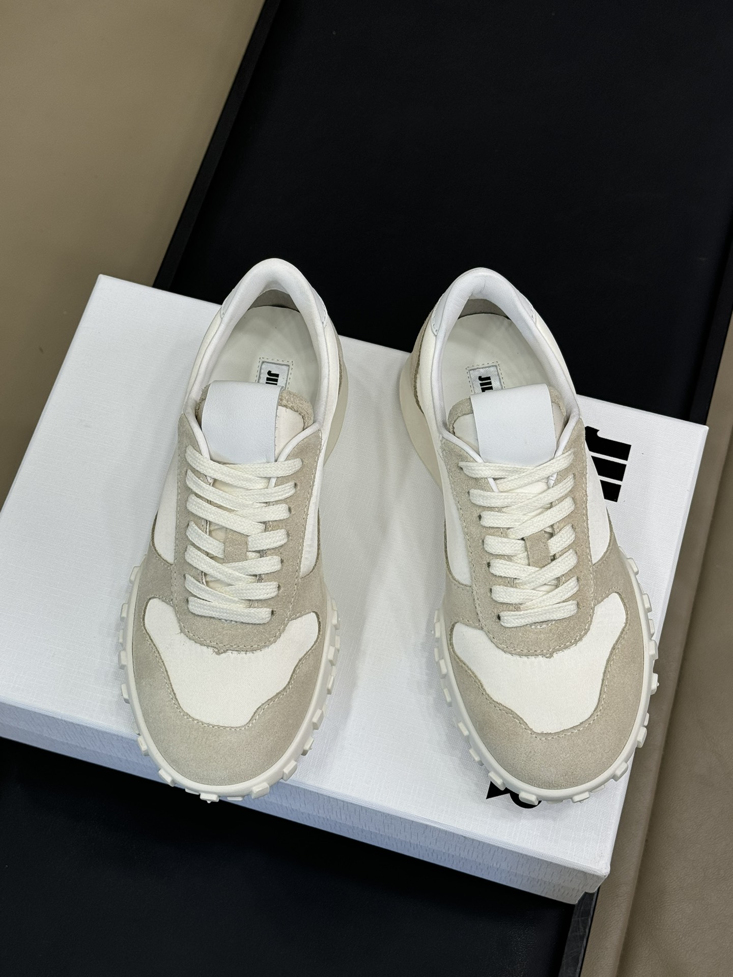 “Jilsander P 700: Light and Comfortable Tweedy Shoes for Classic Fashion” - 图片 2