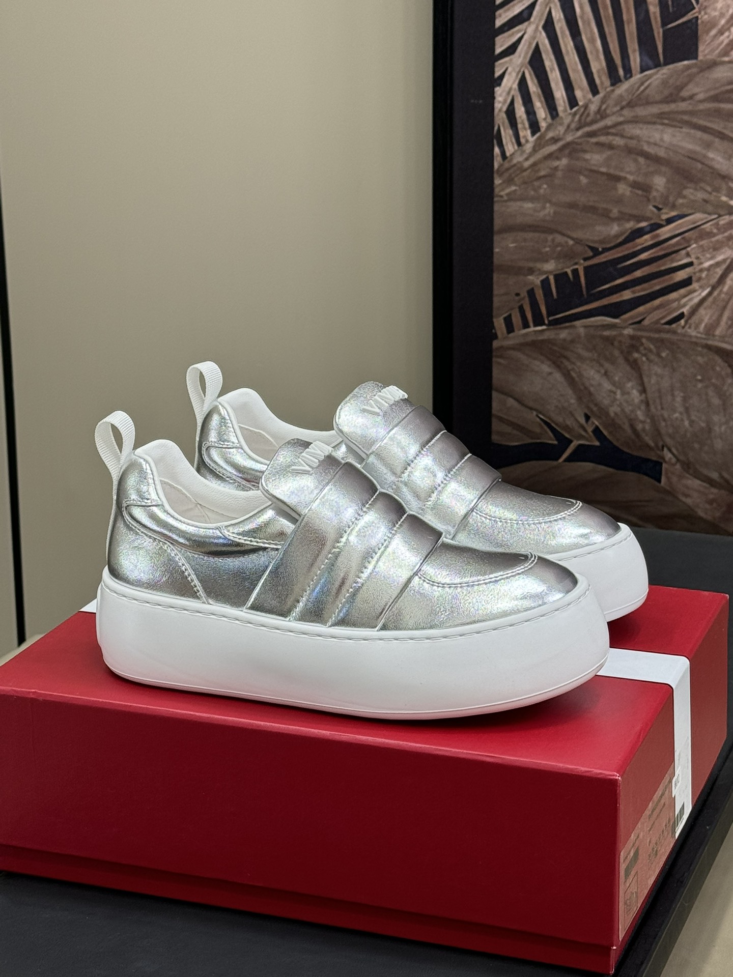 NO:235081,Batch of Rv new soft bread shoes, small white shoes as soft as bread!  It feels so comfortable to wear!  It feels like walking in space. It’s 5 cm taller. I like to wear floor pants and a small lady who can rush!  Lambskin upper, foam sole size 35-41, casual shoes/sports shoes, sneakers, sheepskin19860909批 Rv新款软呼呼的面包鞋,像面包一样软的小白鞋！上脚太舒服了！ 像在太空中漫步 系的感觉 增高5公分 喜欢穿拖地裤和小个子小姐姐可以冲！ 小羊皮鞋面,发泡材质鞋底 size 35-41,休闲鞋/运动鞋,sneakers,sheepskin,Women's Shoes