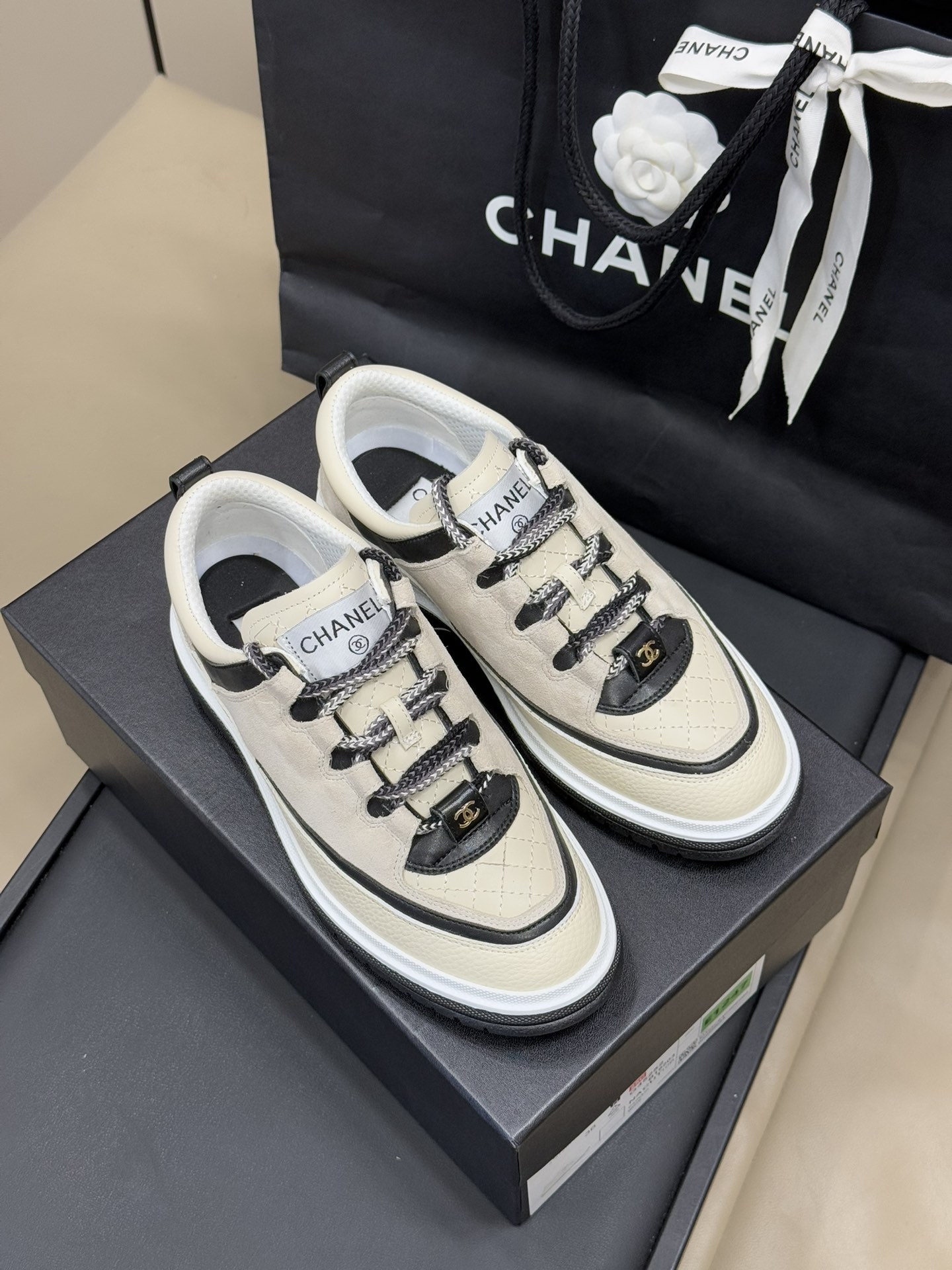 搭配飞机盒Chanel25c菱格熊猫运动鞋！鞋子蛮有分量个人感觉敲好的！鞋底很软穿着也很舒服最重要排面也
