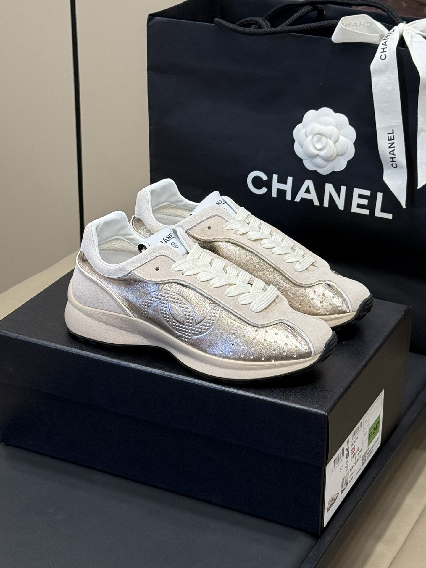 Chanel25C必冲的“超级推荐这一季的这款运动鞋真的要入！轻到不得了超薄显脚小加上做日复古奶白色舒适