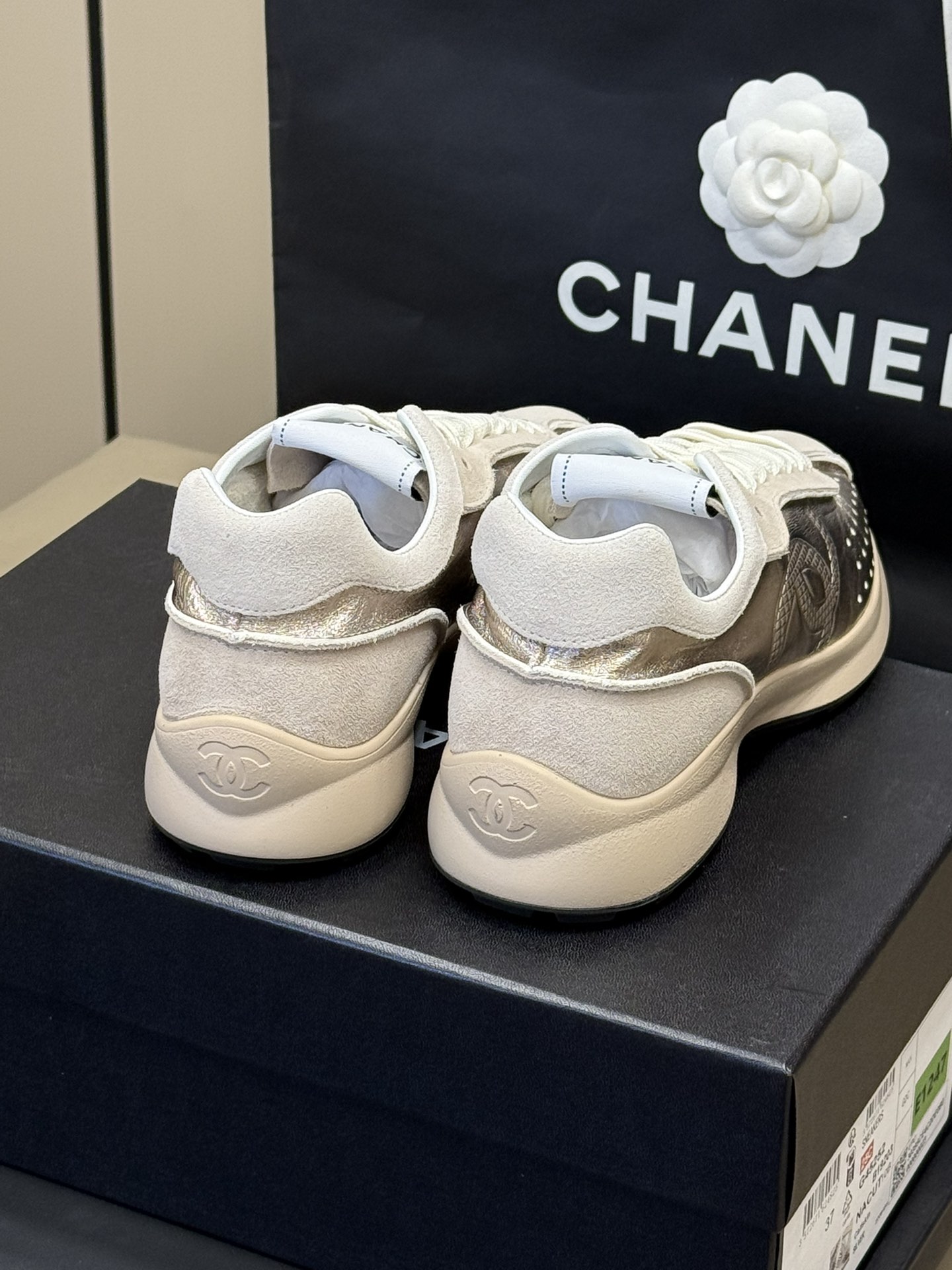 Chanel25C必冲的“超级推荐这一季的这款运动鞋真的要入！轻到不得了超薄显脚小加上做日复古奶白色舒适