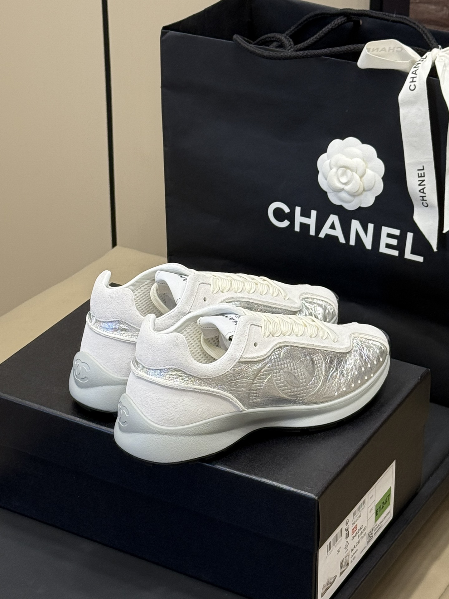 Chanel25C必冲的“超级推荐这一季的这款运动鞋真的要入！轻到不得了超薄显脚小加上做日复古奶白色舒适