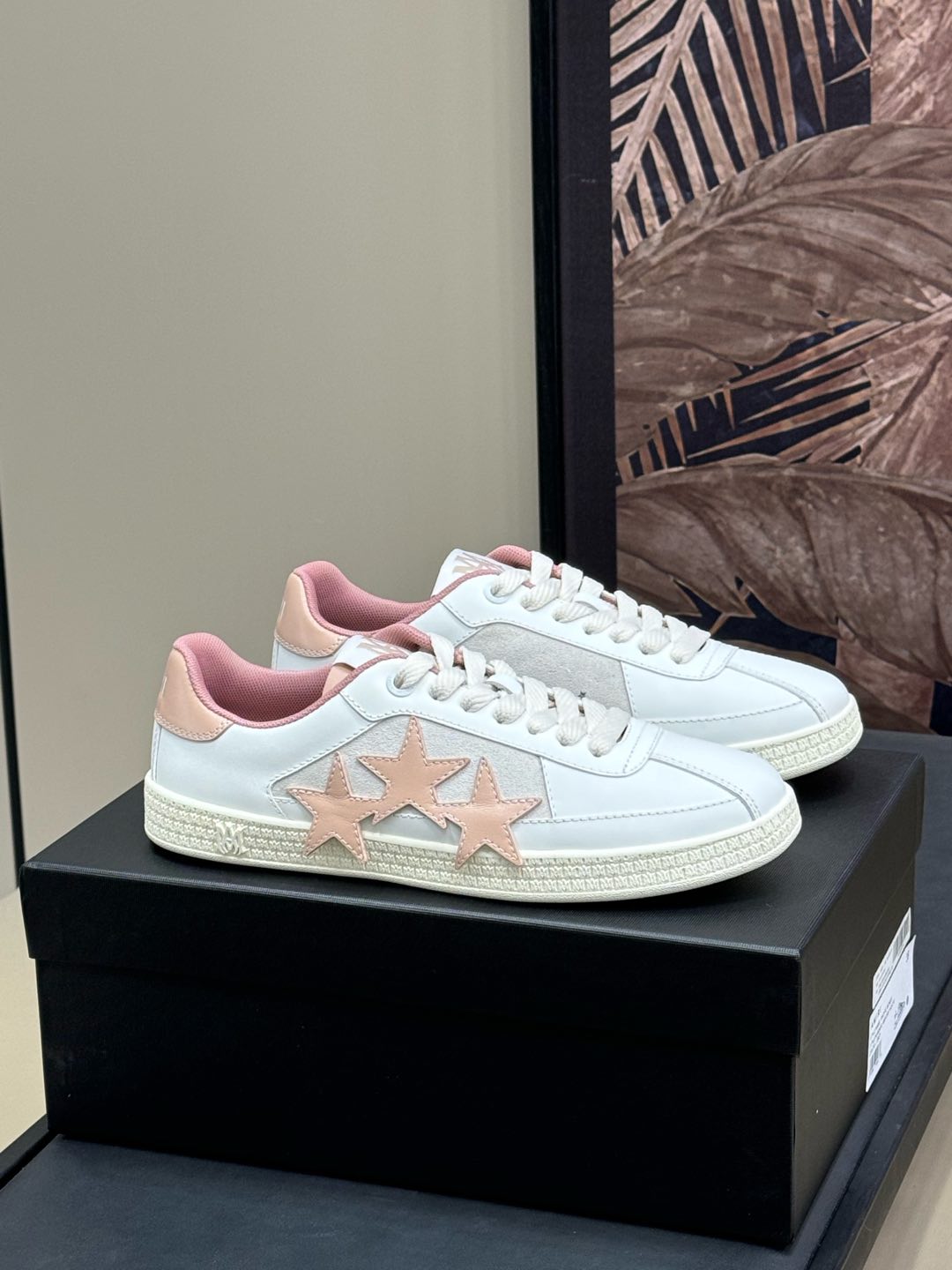 NO:236322,Amiri Three Star Sneakers are really handsome. AMIRI's Pacific shoes are a sneaker that combines luxury and street style. The design and workmanship are very exquisite. The following are some of the characteristics and advantages of this pair of shoes for your reference. ###** Features** 1. ** High-quality materials** - Made of high-quality leather, soft touch, strong durability, and high-end texture. 2. **Iconic design** - The upper is decorated with AMIRI's classic star patchwork, and the edge paintwork adds a sense of detail. 3. ** Unique outsole** - Equipped with a three-dimensional MA four-letter combination outsole, which has both visual impact and increases brand awareness. 4. ** Comfort and functionality** - Although it is a high-end fashionable shoe, the comfort is relatively high and suitable for daily wear. Couple size 35-45, casual shoes/sports shoes, amiri, sneakers19860909amiri三颗星运动鞋真的帅哭了 AMIRI的Pacific鞋是一款兼具奢华和街头风格的运动鞋,其设计和做工非常考究.以下是这双鞋的一些特点和优点,供你参考 ###**特点** 1. **优质材料** -采用高级皮革制成,触感柔软,耐用性强,呈现高端质感. 2.**标志性设计** -鞋面装饰了 AMIRI经典的星星贴饰,边缘涂漆工艺增添 细节感. 3. **独特外底** - 配备立体的MA四重字母组合外底,既有视觉冲击力,又增加品牌辦识度. 4.**舒适性与功能性** -尽管是高端时尚鞋款,但舒适度相对较高,适合日常穿着. 情侣size 35-45,休闲鞋/运动鞋,amiri,sneakers,Women's Shoes
