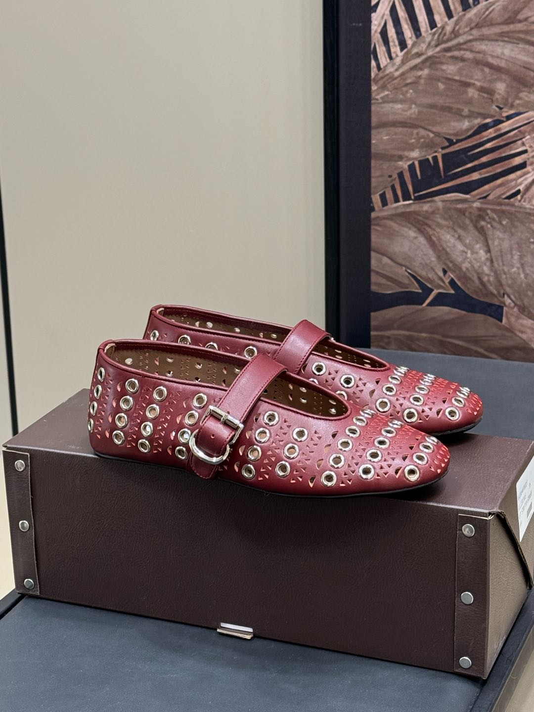 NO:165120,ALAiAI BALLETCORE's outbreak version. Is your impression of balletcore still stuck to the soft tones and strap elements? ALAIA will show you an advanced version of ballet aesthetics!  Combining ballet shoes with metal elements, we get the new WS25 Vienne metal hole ballet shoes. Who said balletcore has only a sweet style, this sweet and cool one is the king!  Lambskin material inside and outside, soft rubber sole, full foot size 35-41, ballet shoes, alaia, sheepskin19860909ALAiAI BALLETCORE的迸版 大家对balletcore 芭蕾风的印象是不是还停留在柔和色调和绑带的元素,ALAIA来向你展示芭蕾美学的进阶版！将芭蕾舞鞋和金属元素进行结合就得到了WS25新款 Vienne 金属洞眼芭蕾舞鞋 谁说balletcore 只有甜甜的风格,这种又甜又酷才是王炸好吗！ 里外小羊皮材质,软胶底,脚感满分 size 35-41,芭蕾舞鞋,alaia,sheepskin,Women's Shoes