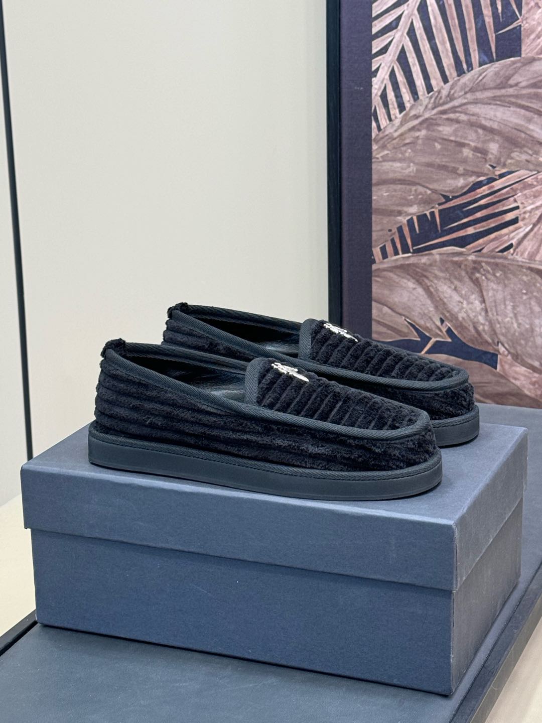 NO:679405,Top Quality Chrome Hearts Sword Silver Corduroy Slip-ons/Loafers!  This autumn and winter new style, the weather is cooling down. Recommended items to keep warm when going out in autumn and winter. Loafers are one of the most elegant and chic loafers. They are versatile and match any pants. Ti will allow you to throw away all your loafers!  #Chromehearts #chromehearts #Chrome Hearts Shoes Couple size 35-45 One size larger, loafers, chrome hearts, chrome hearts, loafers19860909顶级品质 Chrome hearts 克罗心宝剑银饰灯芯绒一脚蹬/乐福鞋！本季秋冬新款,天气降温 秋冬出街保暖推荐单品,最雅最chil的乐福鞋没有之一,百搭任何裤子Ti 直接让你把所有的乐福鞋都扔掉！ #克罗心 #chromehearts #克罗心鞋 情侣size 35-45 偏大一码,乐福鞋,chrome hearts,chrome hearts,loafers,Women's Shoes