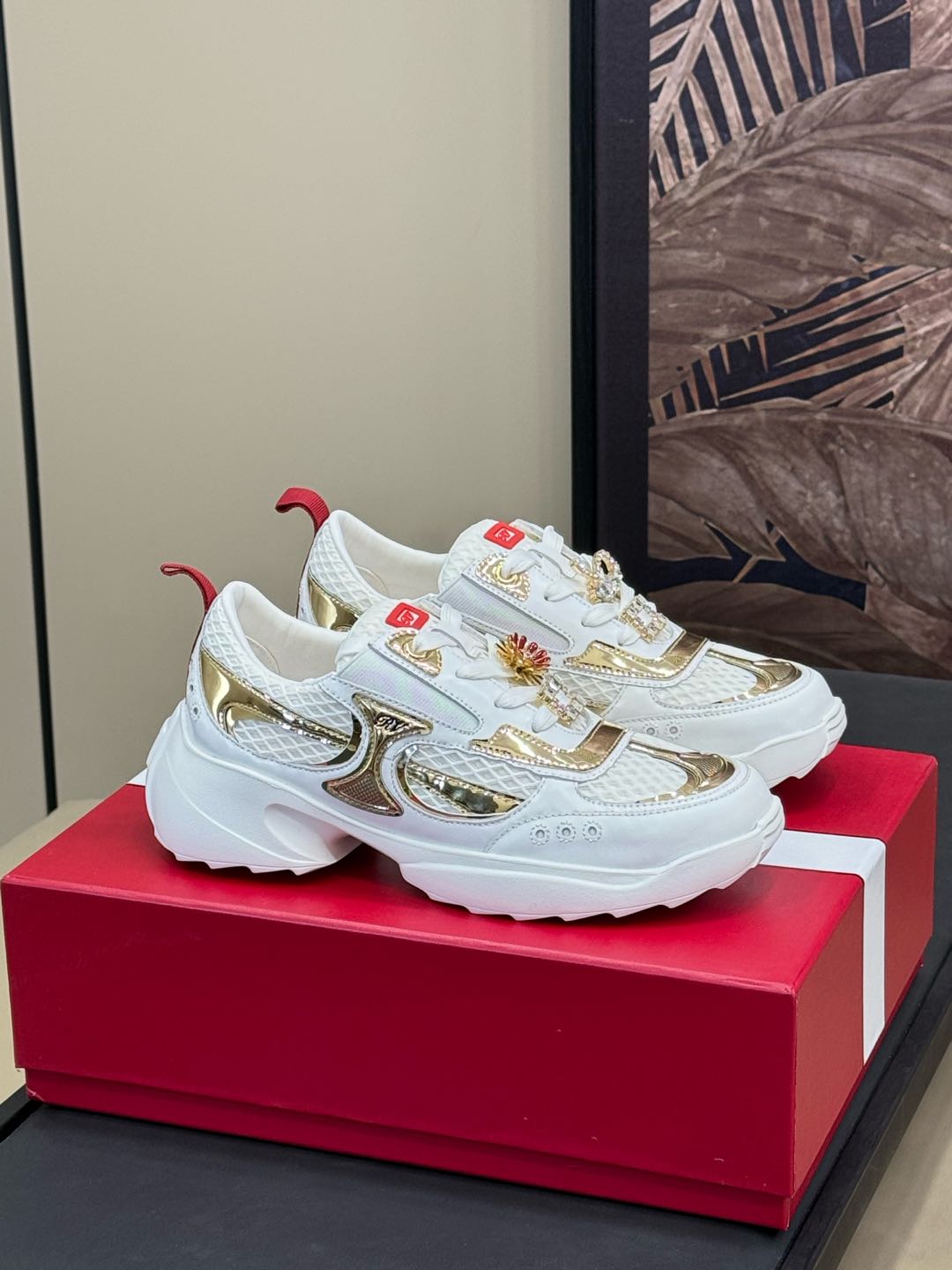 NO:238743,RV new sports shoes Viv' Motor series sports and casual shoes   serrated soles attract eye-catching feet. Smooth and comfortable, casual and lively without losing Vivia's exquisite style. Leather mirrored fabric and mesh fabric are embellished with removable flash diamond buckles, side elastic buckles, exquisite and elegant size 35-41, casual shoes/sports shoes, sneakers19860909RV新款运动鞋 Viv' Motor 系列运动休闲鞋  锯齿边鞋底吸引眼球脚 感平稳舒适,休闲活泼又不失维维亚精致风格 皮革拼镜面织物和网眼面料制成点缀可拆卸闪钻饰 扣,侧边弹力扣带,精致优雅 size 35-41,休闲鞋/运动鞋,sneakers,Women's Shoes