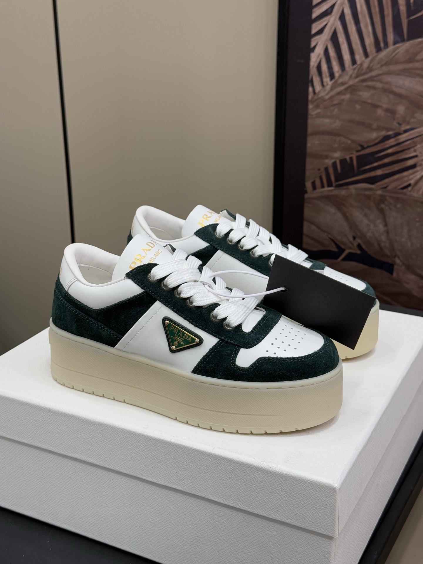 NO:164120,Prad…a ss25 new arrival~ pjia 25 spring and summer thick-soled white shoes new products. Suede and glossy leather splicing contrast color, good detail, triangle embellishment, simple and high-end!  Key to the foot, the legs are long, and the legs are easily extended. size 35-41, casual shoes/sports shoes, prada, sneakers, chamois leather19860909批 prad…a ss25 new arrival～ p家25春夏厚底小白鞋新品 麂皮和光面皮拼接撞色,细节感跟好 三角标点缀,简单高级！ 关键上脚超显腿长,轻松拉长腿部显腿 size 35-41,休闲鞋/运动鞋,prada,sneakers,chamois leather,Women's Shoes