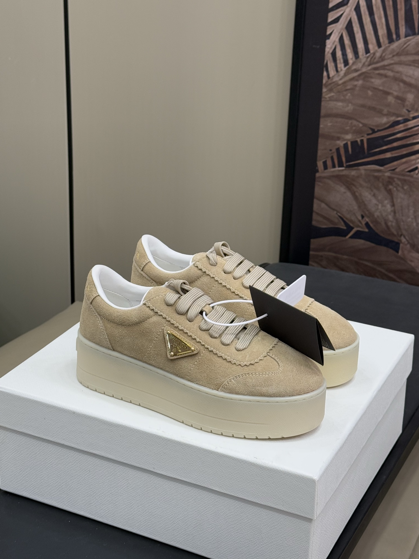 NO:238737,rad…a ss25 new arrival~ Home 25 spring and summer thick-soled white shoes (German training style) Suede and glossy leather splicing contrast color, good detail, triangle embellishment, simple and high-end!  Key to the foot, the legs are long, and the legs are easily extended. size 35-41, casual shoes/sports shoes, prada, sneakers, chamois leather19860909rad…a ss25 new arrival～ 家25春夏厚底小白鞋（德训风格） 麂皮和光面皮拼接撞色,细节感跟好 三角标点缀,简单高级！ 关键上脚超显腿长,轻松拉长腿部显腿 size 35-41,休闲鞋/运动鞋,prada,sneakers,chamois leather,Women's Shoes