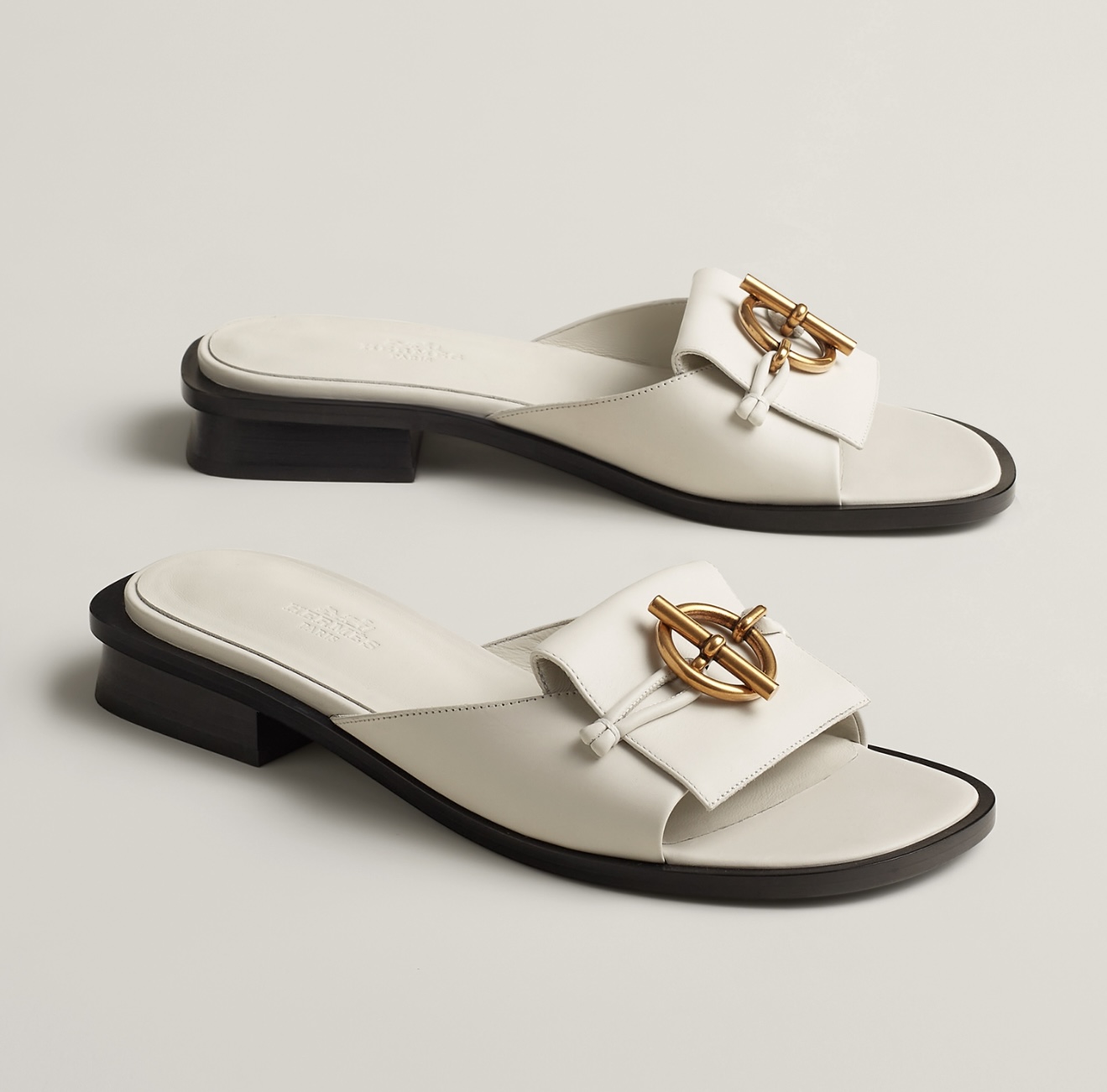 NO:164802,Hermes ss25 new arrival~ H home 2025 spring and summer slippers new product calf leather material; matched with classic Glenan shoe buckles. Create a modern casual look with nautical style. Sole imported cowhide from Italy flat sole, heel height 5 cm two heights size 35-41, slippers, hermes, slippers, cowhide19860909Hermes ss25 new arrival～ H家2025春夏拖鞋新品 小牛皮材质；搭配经典Glenan鞋扣. 以航海风格打造现代休闲造型. 鞋底意大利进口牛皮革 平底、跟高5厘米 两个高度 size 35-41,拖鞋,hermes,slippers,cowhide,Women's Shoes