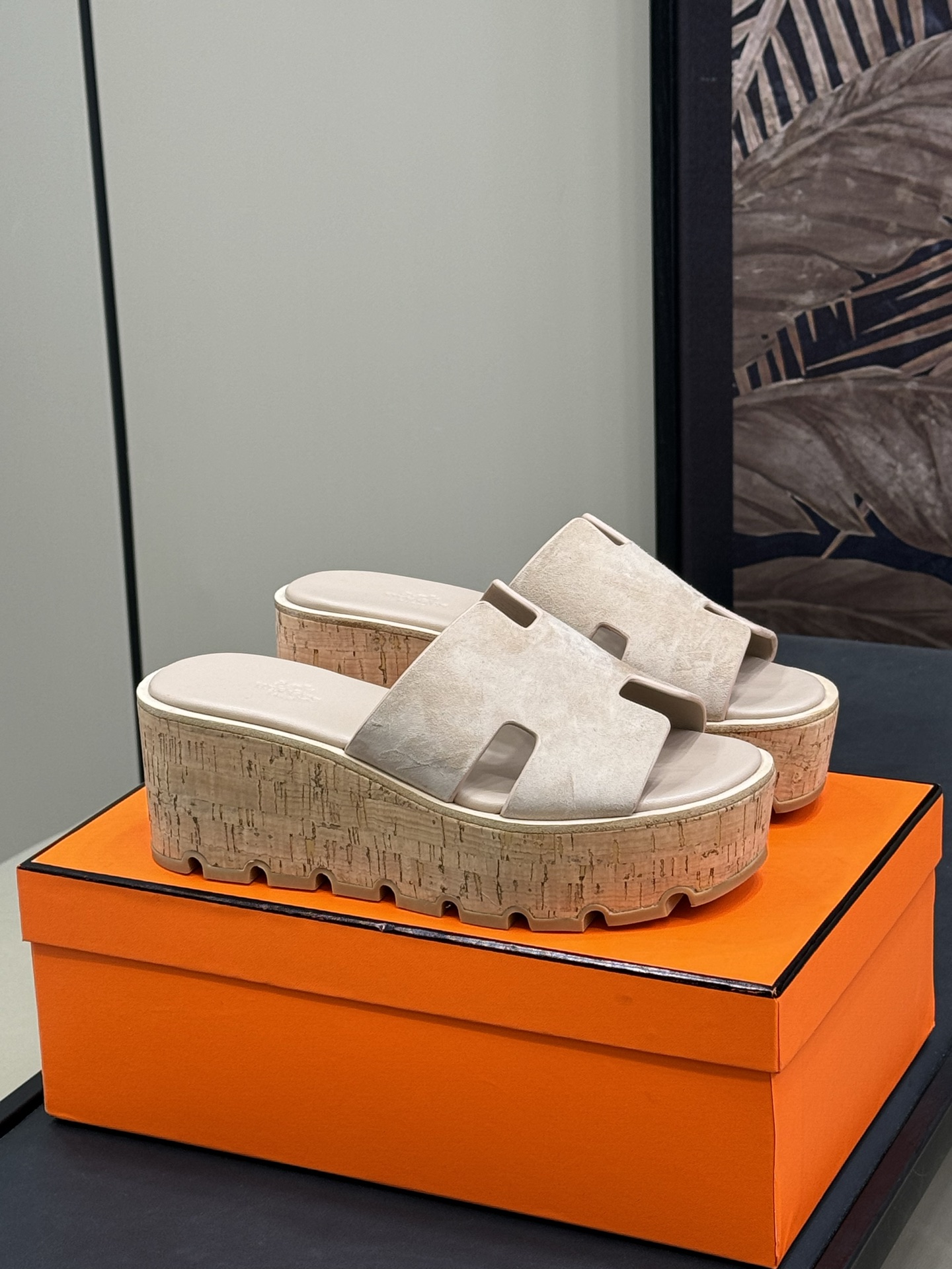 NO:164792,hermes classic thick sole H slippers Classic color 25 official new color scheme Simple and easy to wear, easy to lengthen the leg lines, the wooden tone of the water platform, very fashionable calfskin sandals, classic 