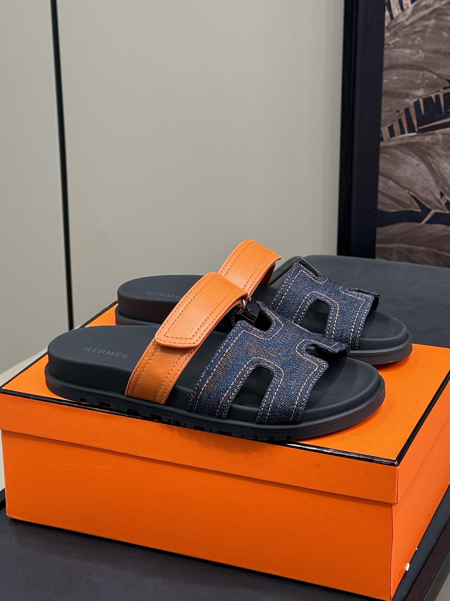 NO:164796,Hermes ss25 new arrival~ H classic second uncle slipper series, classic color matching 25 new color matching. The casual and high-end items have been popular in recent years. They are comfortable to wear and have a good look. Pure calfskin version (the water table is also wrapped in a whole piece of cowhide) Couple size 35-46 (men), slippers, hermes, slippers, cowhide19860909Hermes ss25 new arrival～ H经典二舅拖鞋系列,经典配色25新配色 随性又高级的单品最近几年是火的 穿着舒适,造型感也不错 纯小牛皮版本（水台也是整块牛皮包裹） 情侣size 35-46（男）,拖鞋,hermes,slippers,cowhide,Women's Shoes