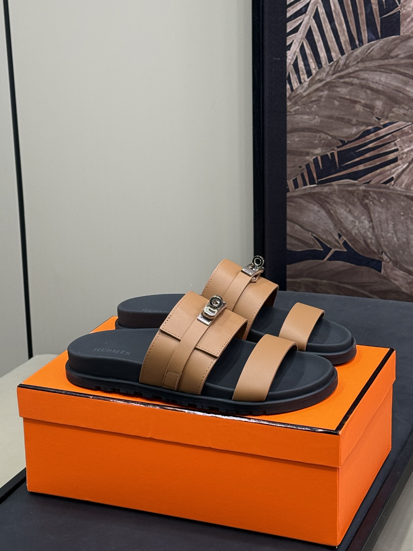 NO:238782,Hermes | Jackson Sandals | Shoe Series Esom Calfskin functional sandals, paired with ergonomic rubber soles and classic palladium-plated Kelly shoe buckles to create an everyday elegance!  Pure calfskin material The water table is a whole piece of cowhide; not super fiber!  Couple size 35-46, slippers, hermes, hermes, sandals, slippers, cowhide19860909爱马仕 Hermes | Jackson 凉鞋 | 鞋履系列 Esom小牛皮机能风凉鞋,搭配人体工学橡胶鞋底和经典镀钯Kelly鞋扣.打造日常优雅风范！ 纯小牛皮材质 水台是一整块牛皮；不是超纤！ 情侣size 35-46,拖鞋,hermes,hermes,sandals,slippers,cowhide,Women's Shoes
