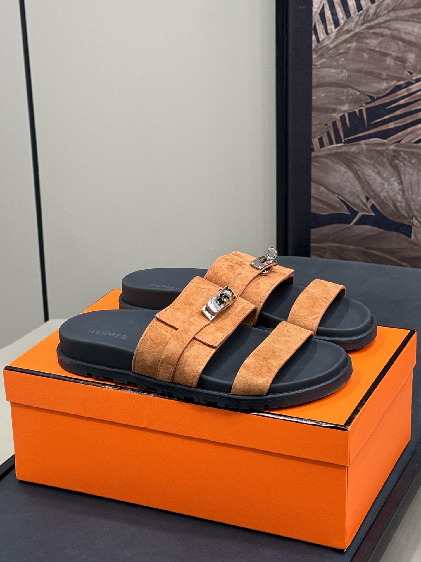 NO:164800,Hermes | Jackson Sandals | Shoe Series Epsom Calfskin functional sandals, paired with ergonomic rubber soles and classic palladium-plated Kelly shoe buckles to create an everyday elegance!  Pure calfskin material The water table is a whole piece of cowhide; not super fiber!  couple size 35-46 male, slippers, hermes, hermes, sandals, slippers, cowhide19860909爱马仕 Hermes | Jackson 凉鞋 | 鞋履系列 Epsom小牛皮机能风凉鞋,搭配人体工学橡胶鞋底和经典镀钯Kelly鞋扣.打造日常优雅风范！ 纯小牛皮材质 水台是一整块牛皮；不是超纤！ 情侣size 35-46 男,拖鞋,hermes,hermes,sandals,slippers,cowhide,Women's Shoes