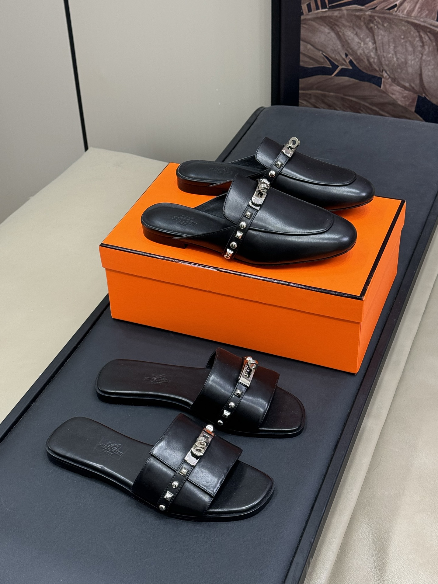 NO:236327,Hermes Oz Muller slippers new H classic semi-trailer, 25ss new version Goatskin muller shoes, paired with classic palladium-plated Kelly shoe buckles and Medor rivets to create a daily elegance style. Sole imported from Italy cowhide size 35-41, slippers, hermes, slippers, cowhide, sheepskin19860909Hermes Oz穆勒拖鞋新品 H经典半拖,25ss新版面 山羊皮穆勒鞋,搭配经典镀钯Kelly鞋扣和Medor铆钉,打造日常优雅风范 鞋底意大利进口牛皮格 size 35-41,拖鞋,hermes,slippers,cowhide,sheepskin,Women's Shoes