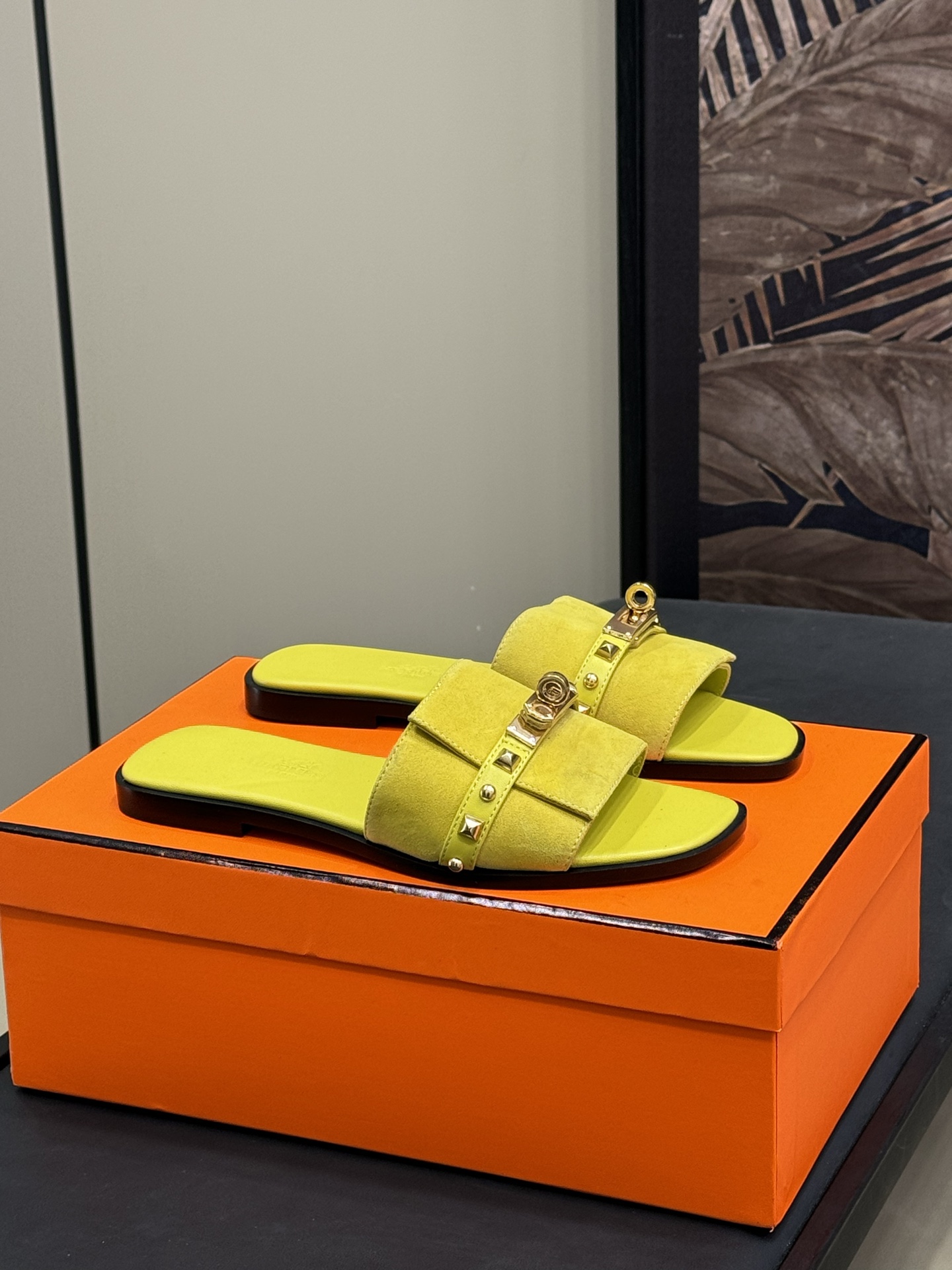 NO:164794,Hermes｜Giulia Sandals Calfskin sandals, paired with classic palladium-plated Kelly shoe buckles and Medor rivets, the design is simple and smooth, creating a fashionable and soft look!  Sole imported cowhide size 35-41, slippers, hermes, sandals, slippers, cowhide19860909Hermes｜Giulia凉鞋 小牛皮凉鞋,搭配经典镀钯Kelly鞋扣和Medor铆钉,设计简约流畅,打造时尚柔美造型！ 鞋底意大利进口牛皮 size 35-41,拖鞋,hermes,sandals,slippers,cowhide,Women's Shoes