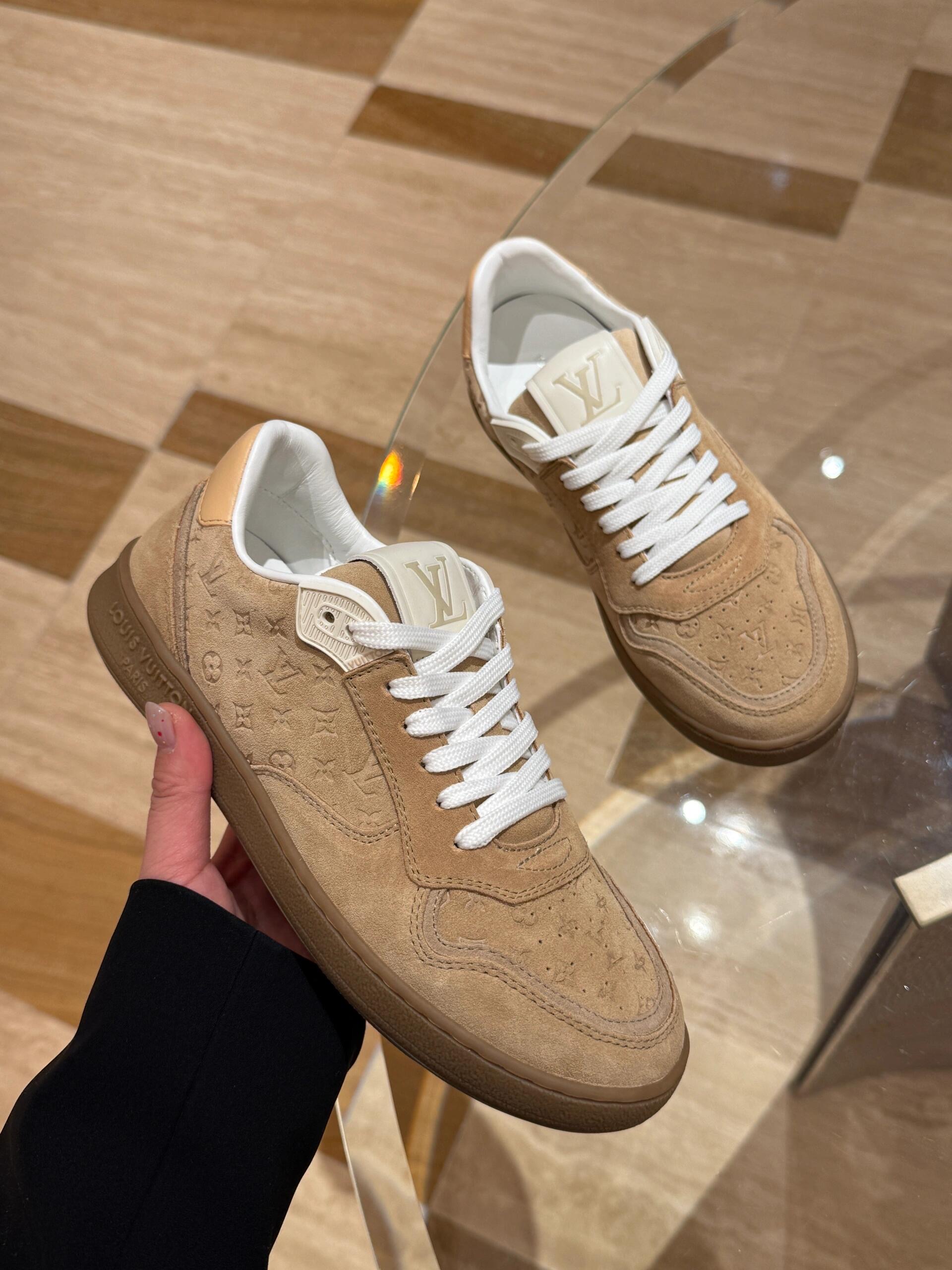 NO:238781,New LV STADIUM sneakers suede texture, Maillard color style is really beautiful. The shoes are very soft, and the weight is very light, and the feet are easily pinched. The colors are good; they are also very versatile. Size 35-41, casual shoes/sports shoes, louis vuitton, sneakers, chamois leather19860909新款LV STADIUM运动鞋 麂皮质地,美拉德色系 真的超好看呀 鞋子很软、而且自重很轻、上脚轻松被拿捏的 颜色好看；也很百搭 size 35-41,休闲鞋/运动鞋,louis vuitton,sneakers,chamois leather,Women's Shoes