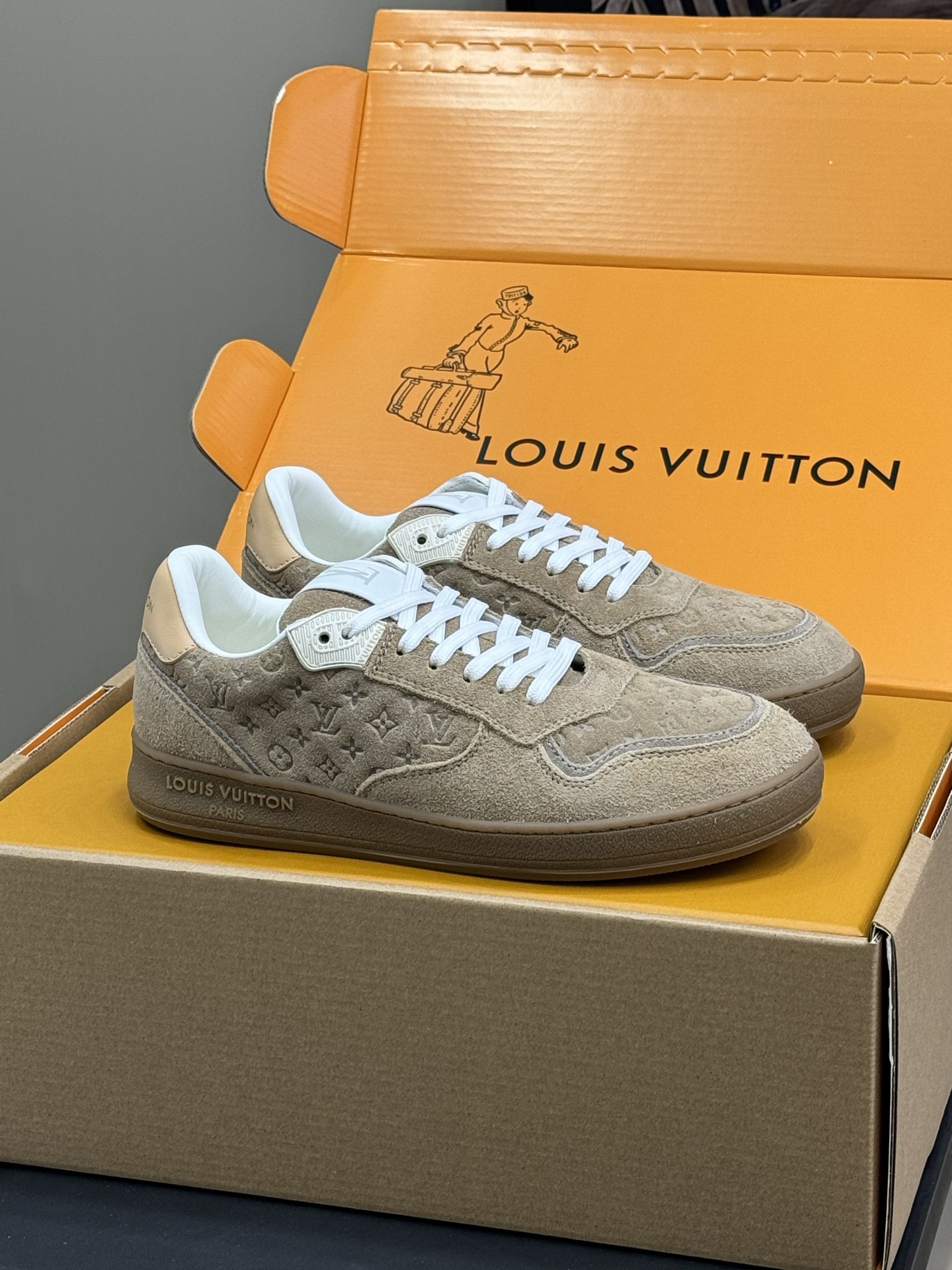 NO:235053,New LV STADIUM sneakers suede texture, Maillard color style is really beautiful. The shoes are very soft, and the weight is very light, and the feet are easily pinched. The colors are good; they are also very versatile. Size 35-41, casual shoes/sports shoes, louis vuitton, sneakers, chamois leather19860909批 新款LV STADIUM运动鞋 麂皮质地,美拉德色系 真的超好看呀 鞋子很软、而且自重很轻、上脚轻松被拿捏的 颜色好看；也很百搭 size 35-41,休闲鞋/运动鞋,louis vuitton,sneakers,chamois leather,Women's Shoes